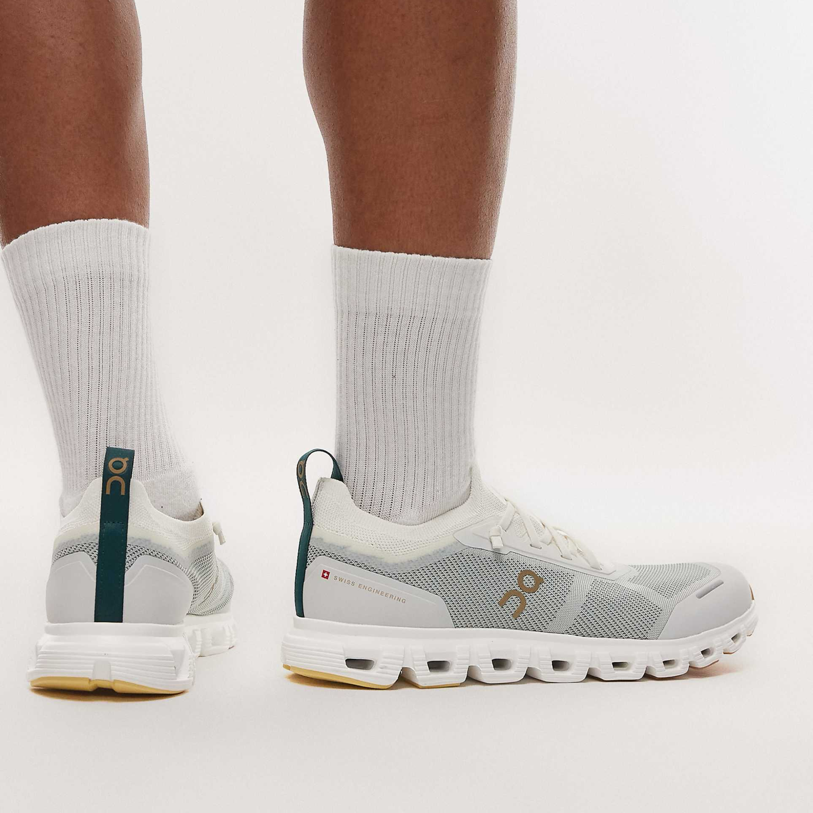 ON Cloud 6 Versa Sneakers Model View