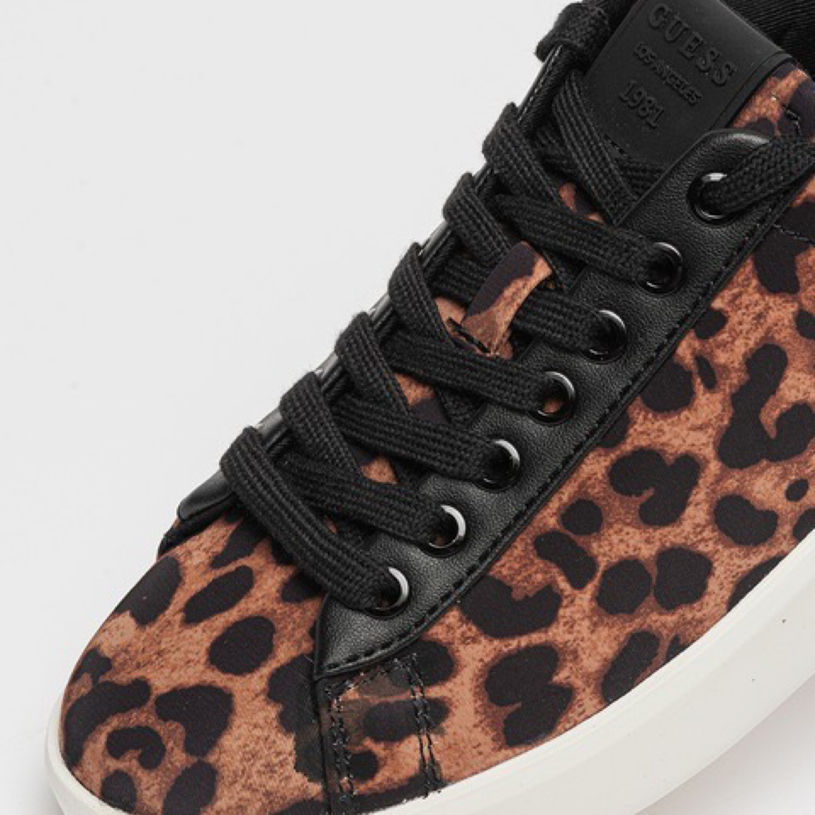 Дамски кецове Guess Women Sneakers ROCKIES4-FL7RC4-FAP12 Close-Up