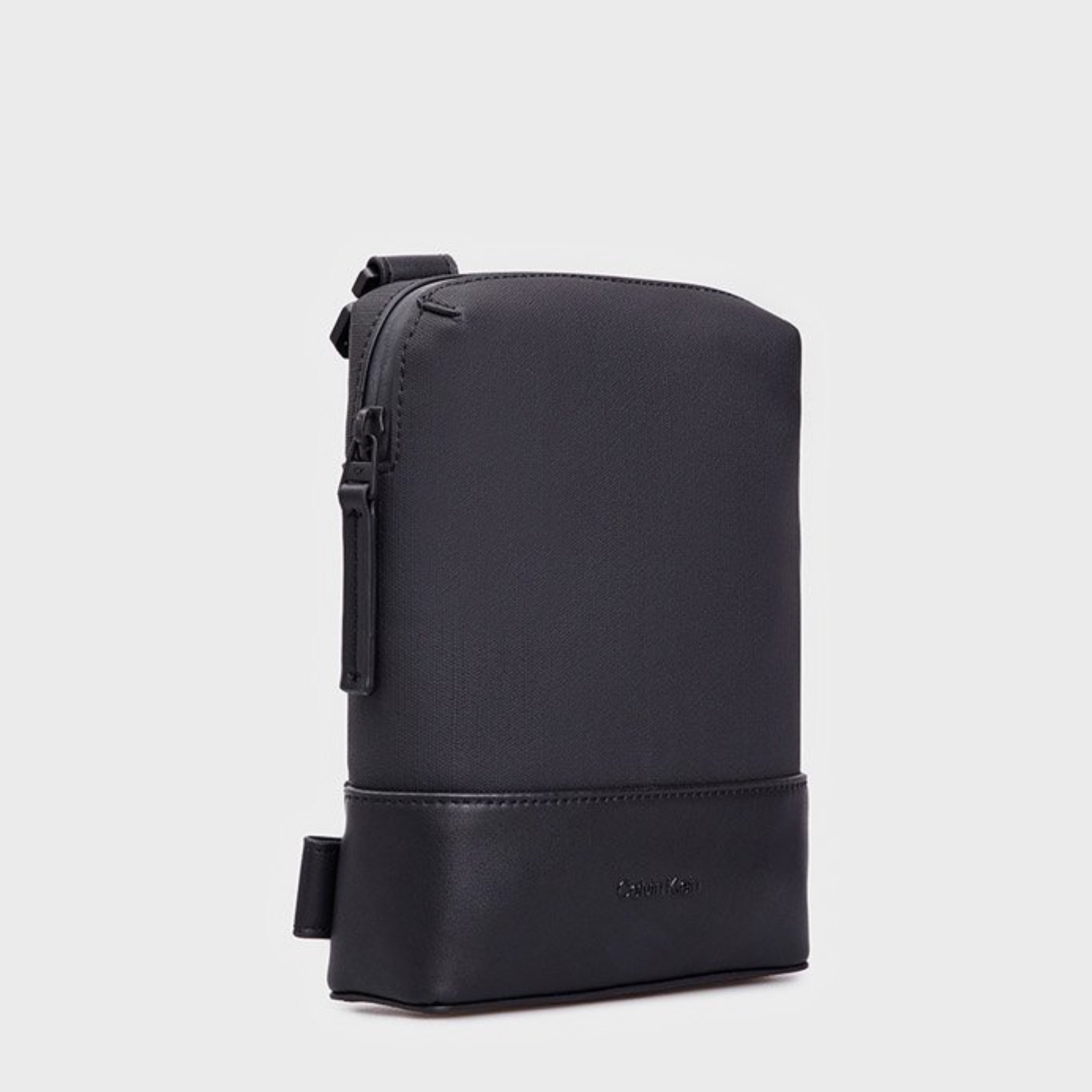 Мъжка чанта Men’s crossbody bag Calvin Klein K50K512516 Black angled view