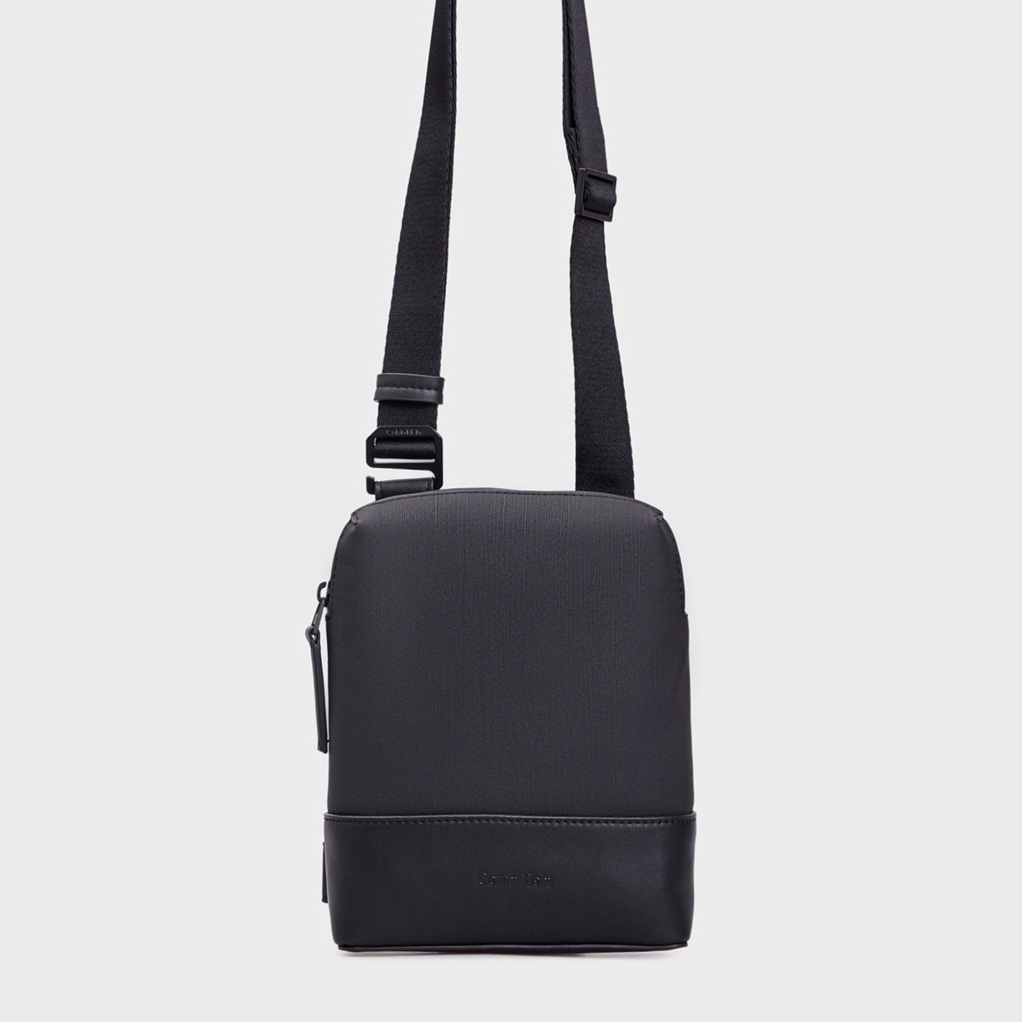 Мъжка чанта Men’s crossbody bag Calvin Klein K50K512516 Black front view 2