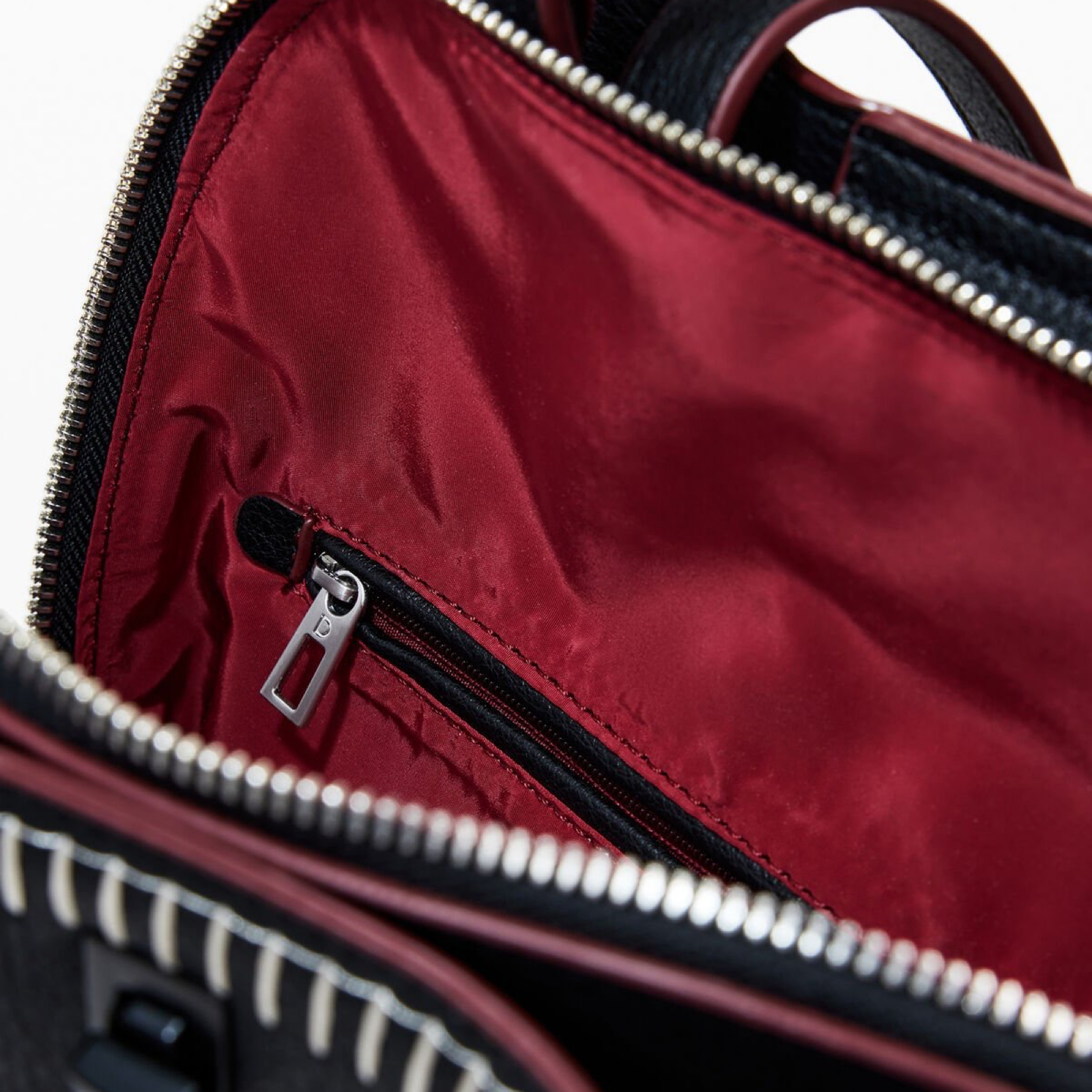 Дамска раница Women’s rucksack Desigual
25WAKP17 2000 Black inside view