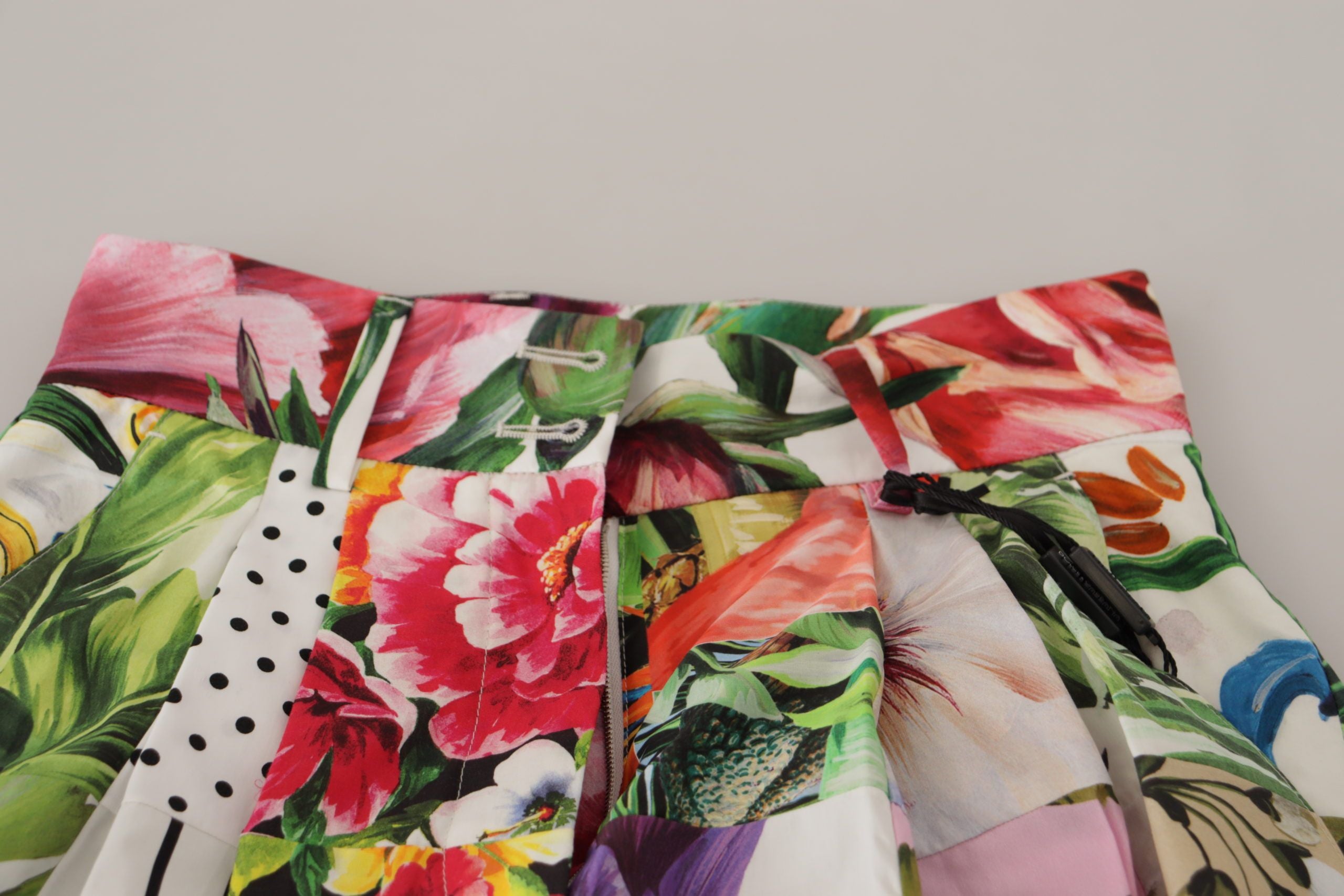 Dolce & Gabbana многоцветни къси панталони с висока талия и цветя от майолика