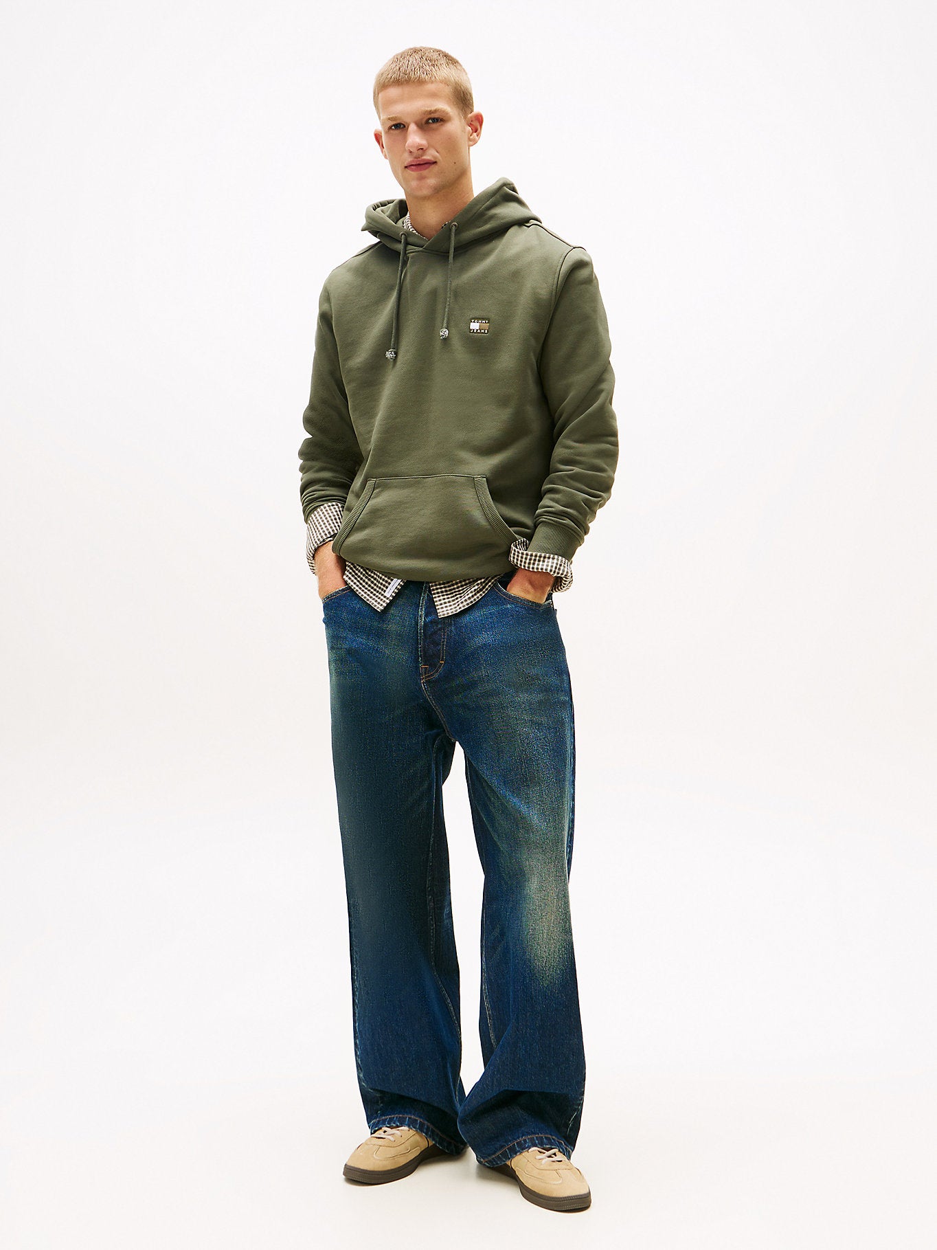 Мъжки суичър Men’s cotton sweatshirt Tommy Hilfiger DM0DM20258 0H7 Military Green lifestyle view