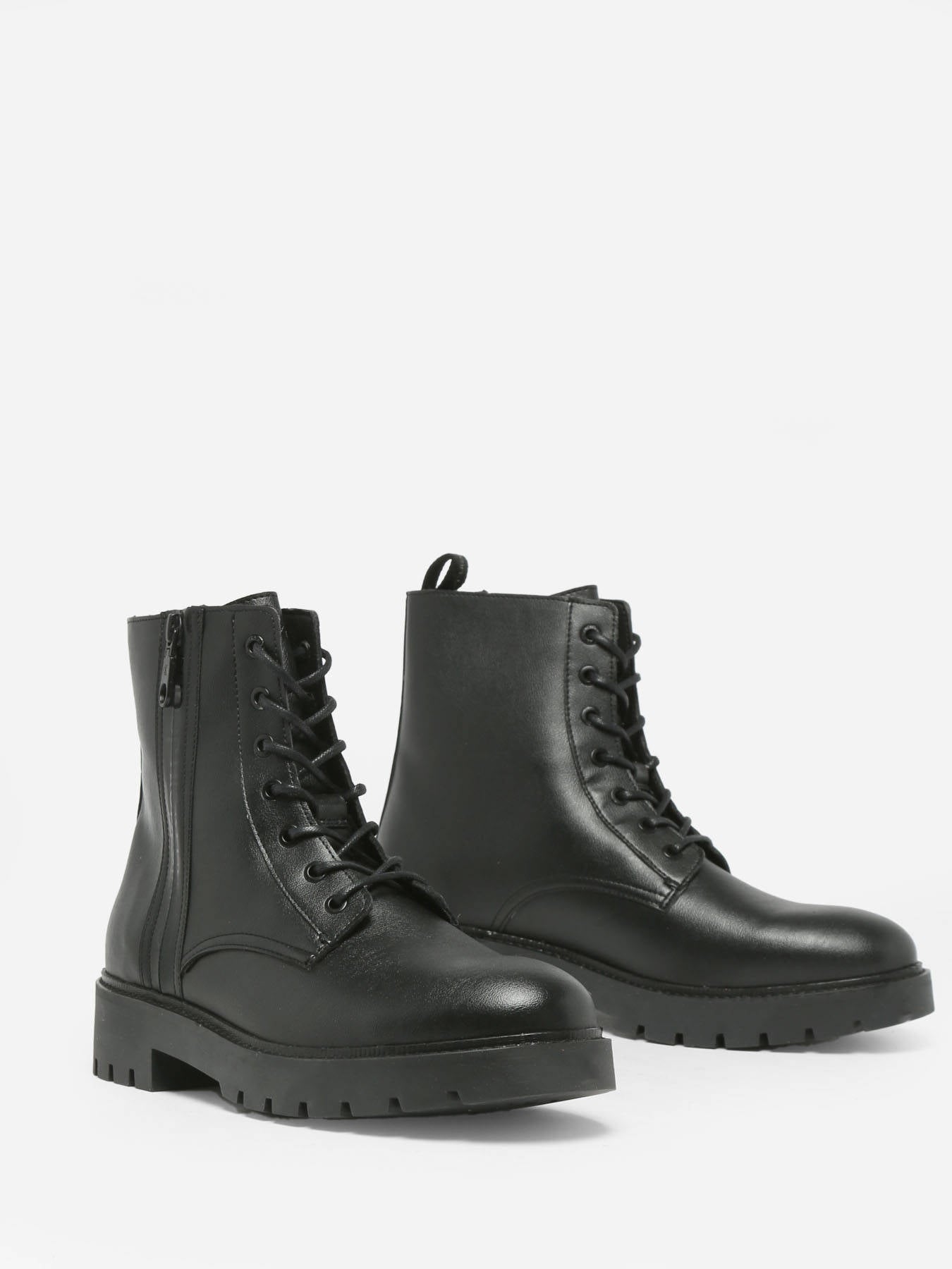 Мъжки боти Men’s ankle boots Calvin Klein
YM0YM00843 Black angled view