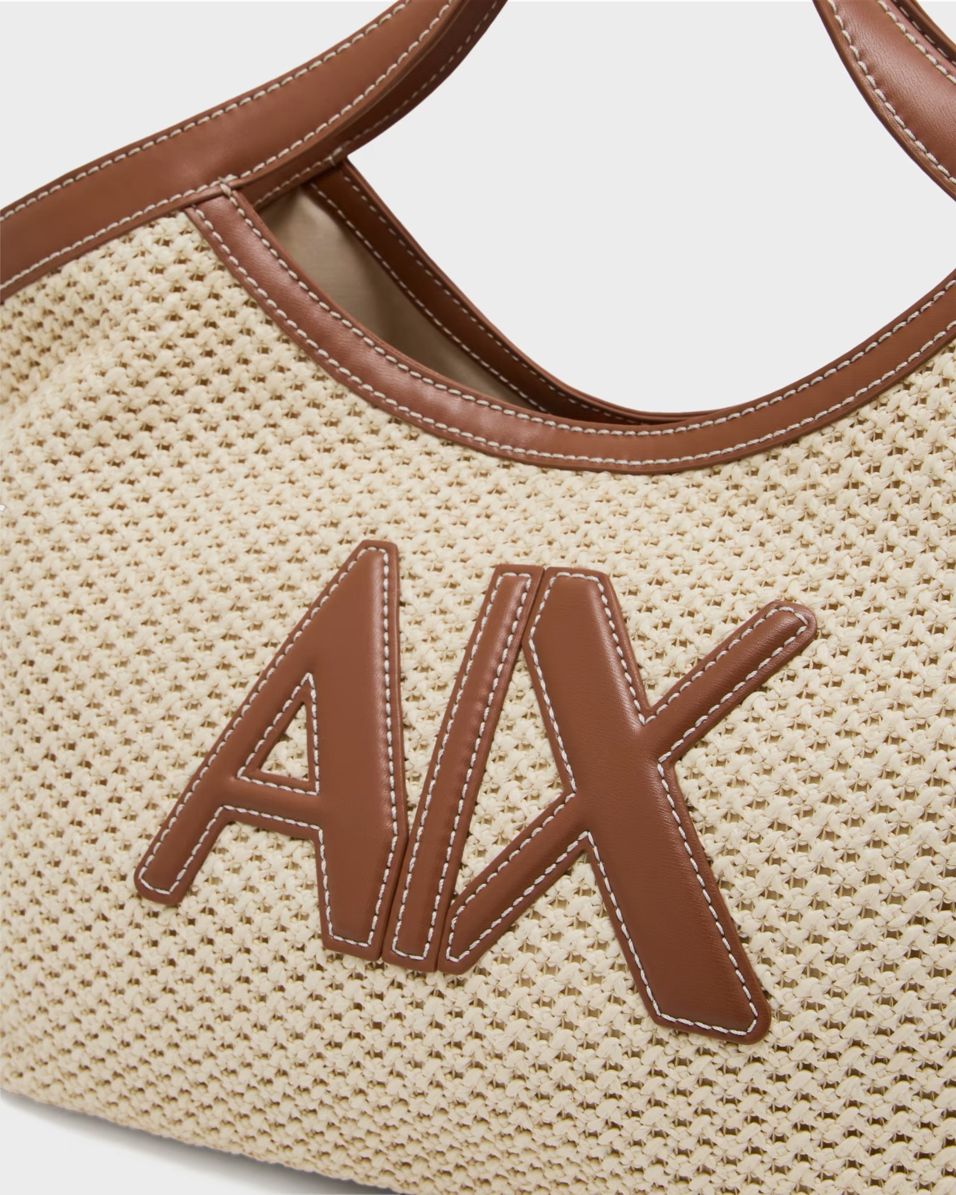 Дамска лятна плетена чанта Women’s woven fabric handbag Armani Exchange
XW000410 AF12591 M1047 Beige/Brown Detailed logo view