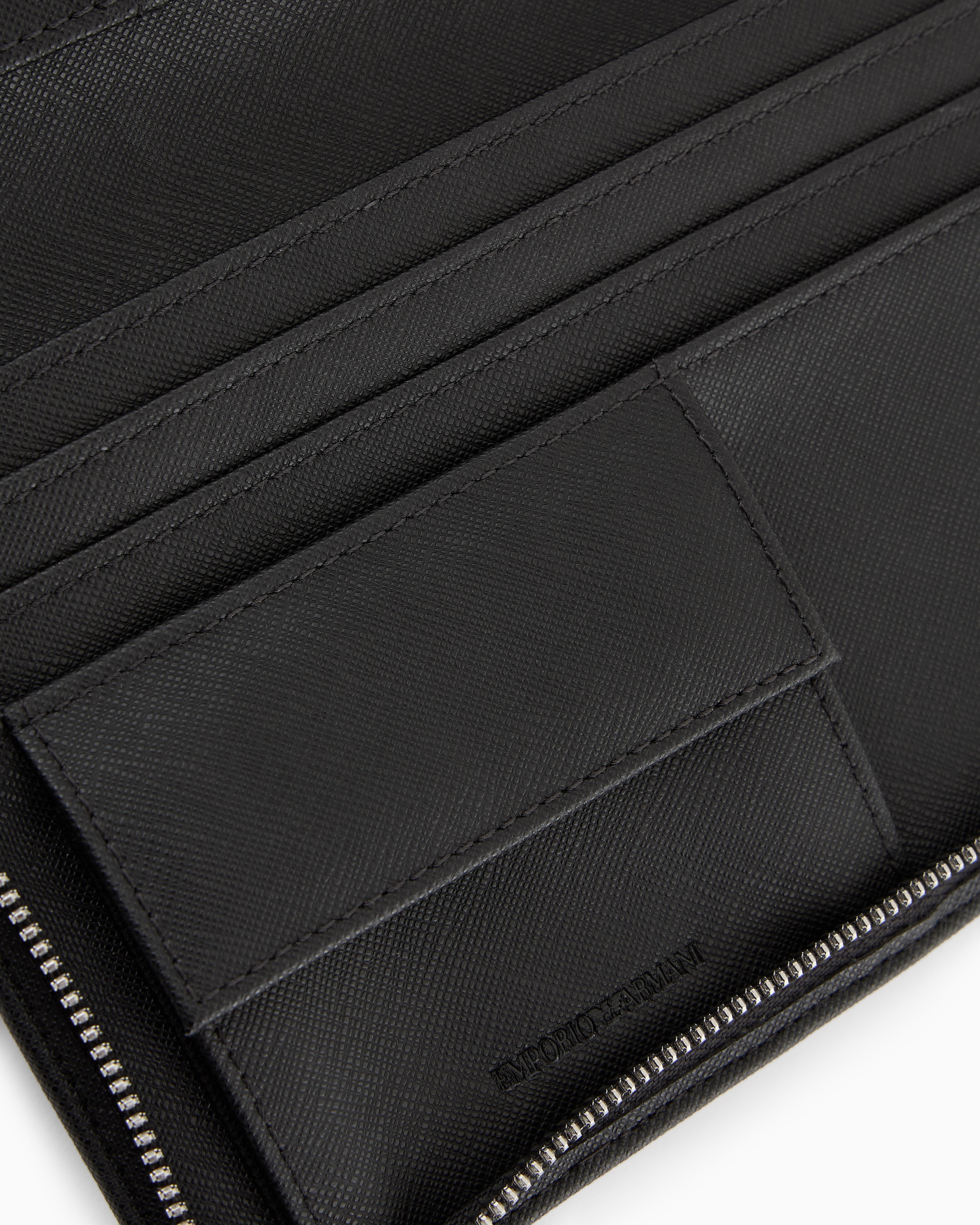 Мъжко клъч портмоне Emporio Armani
EM000987 AF13805 UC001 Close-Up