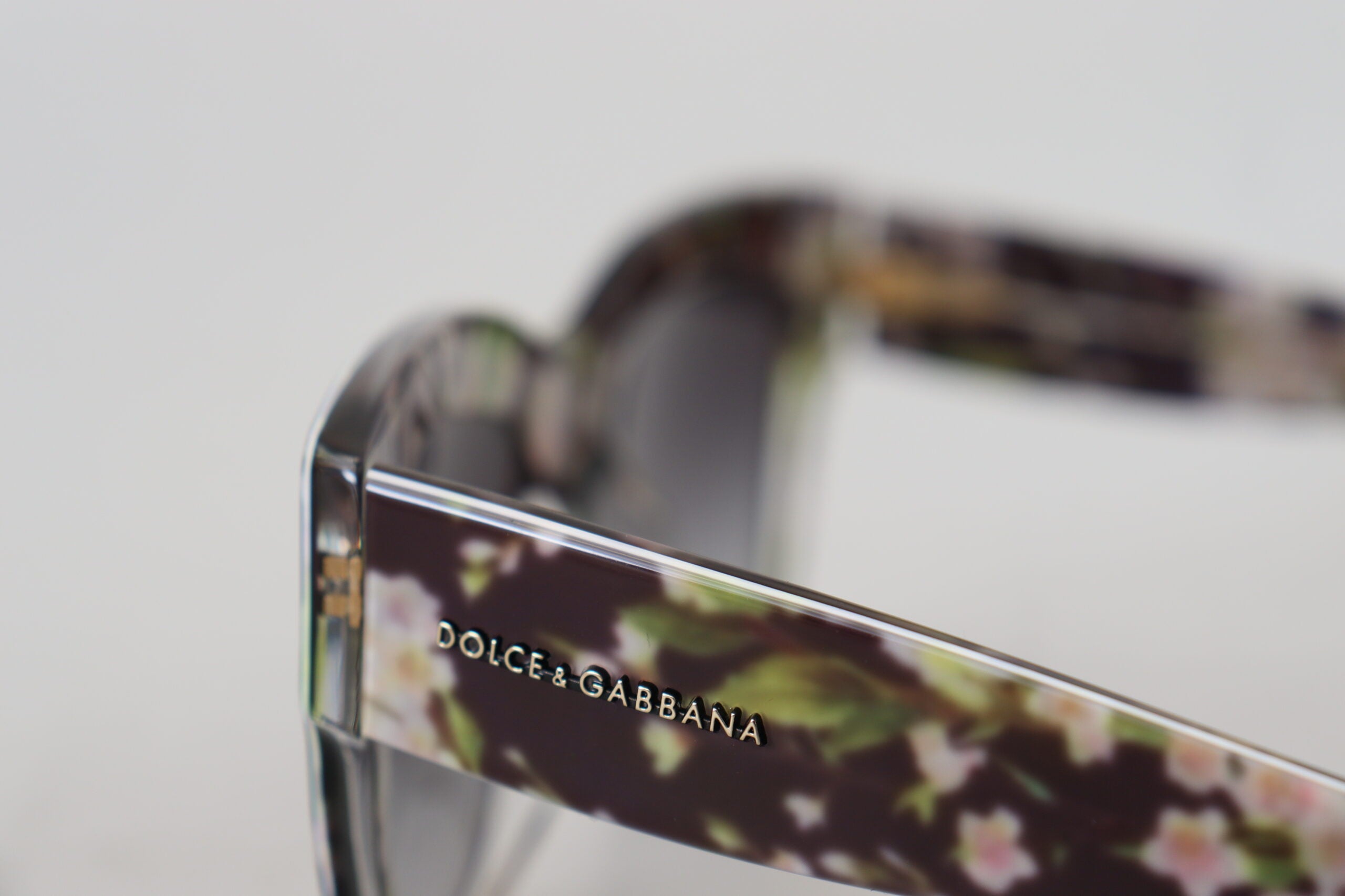 Dolce & Gabbana Елегантни черни многоцветни градиентни слънчеви очила
