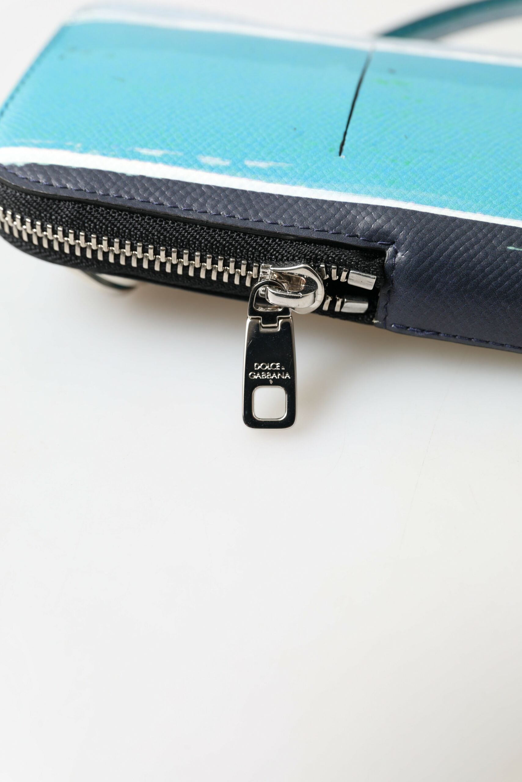 Елегантна кожена чанта за телефон през рамо Dolce & Gabbana в синьо и бяло