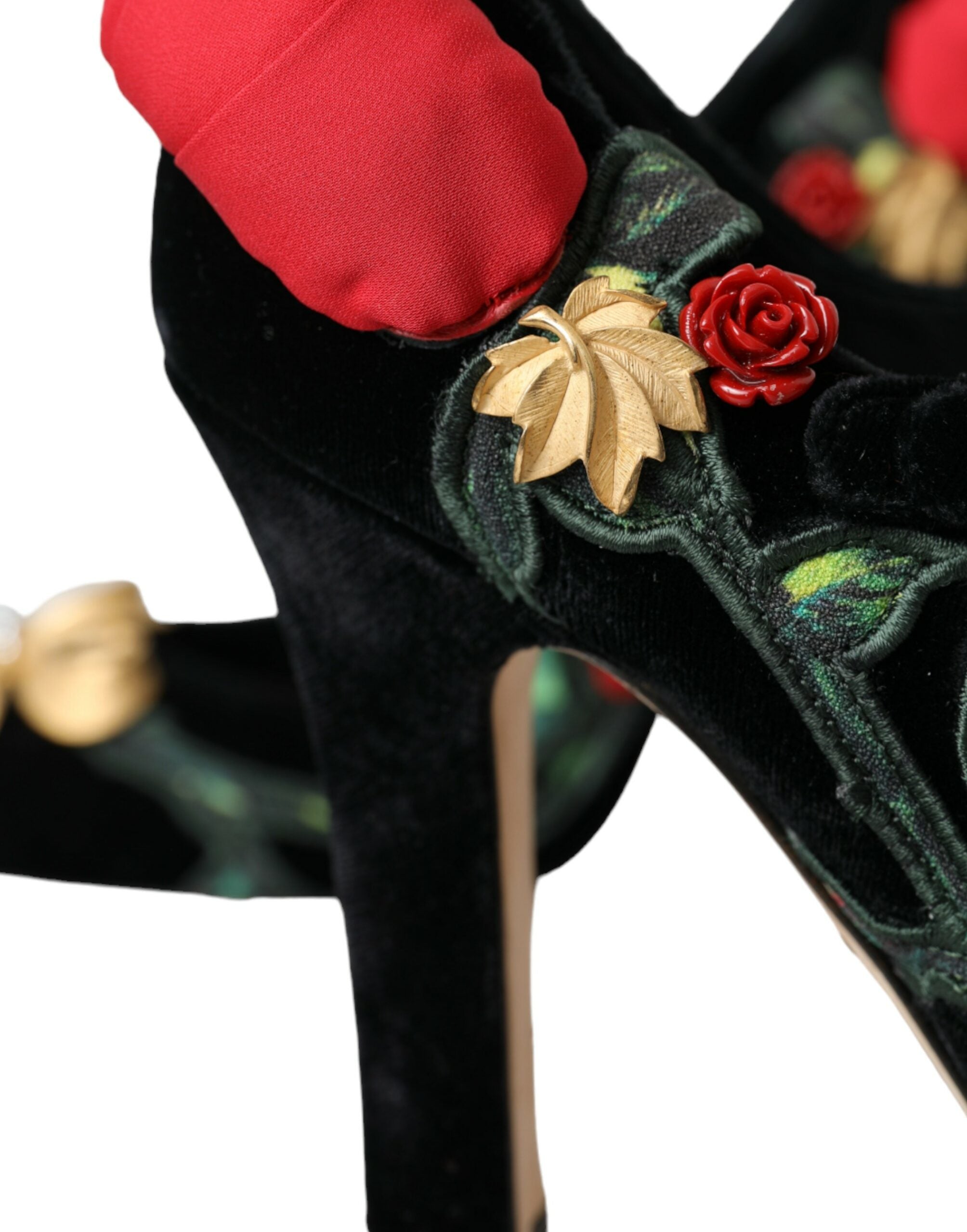 Dolce & Gabbana, черни рози, кристална брошка, обувки Мери Джейн