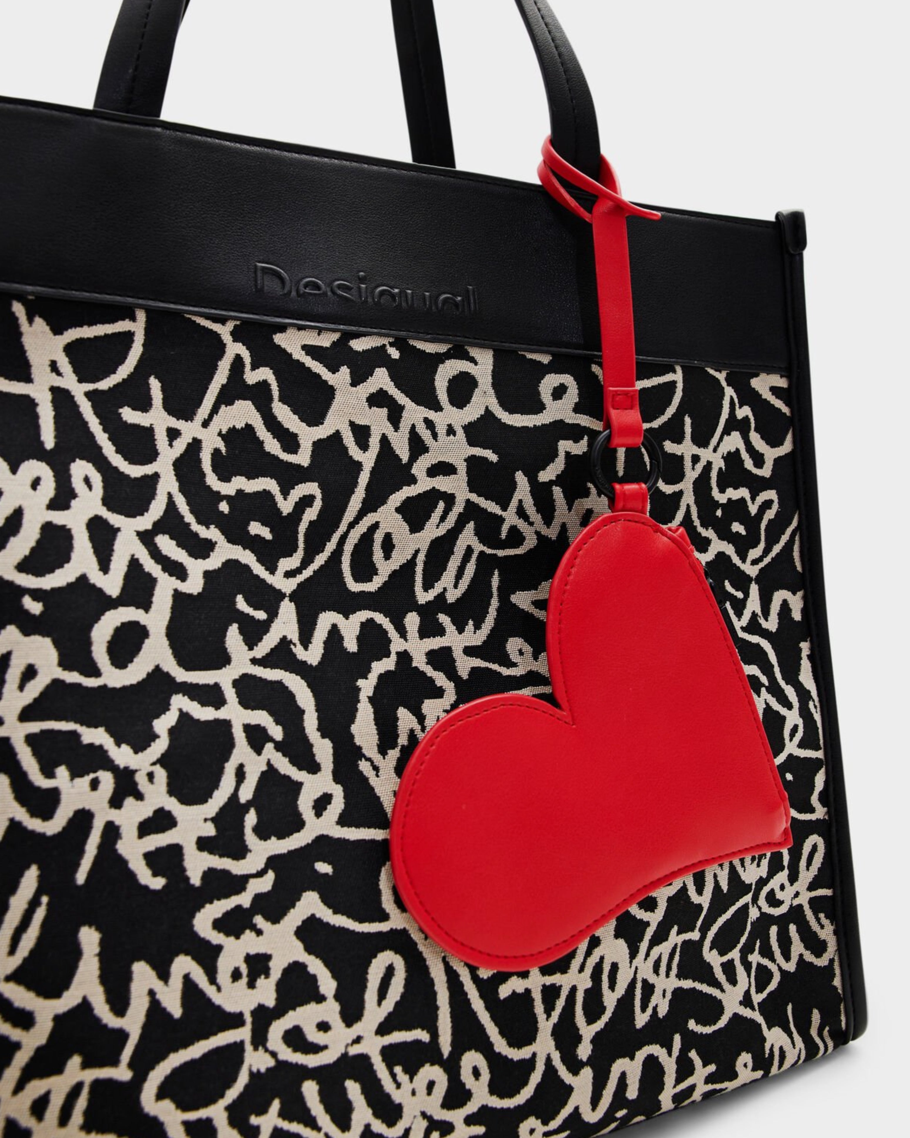 Дамска чанта с червено сърце Women’s midsize canvas tote bag Desigual
23WAXA48 2000U Black