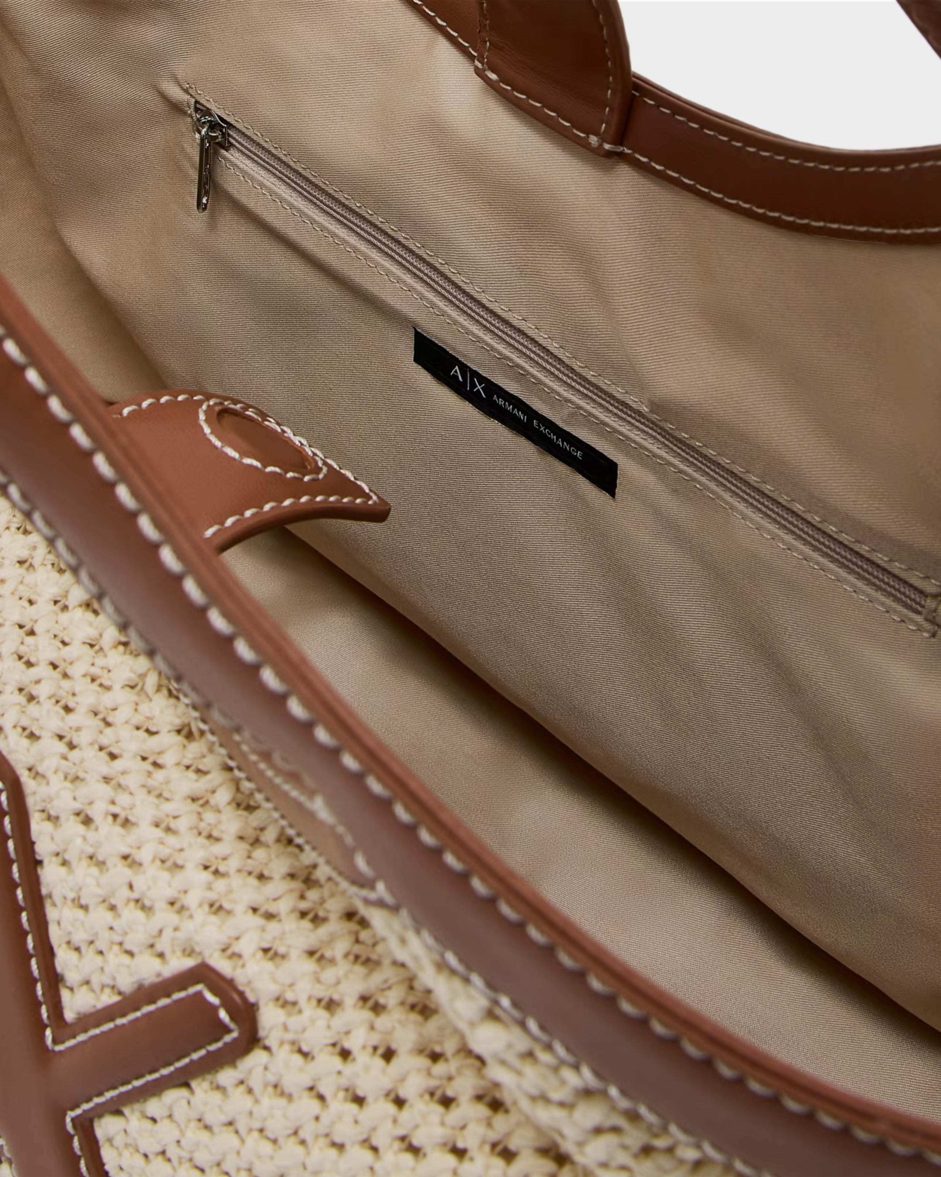 Дамска лятна плетена чанта Women’s woven fabric handbag Armani Exchange
XW000410 AF12591 M1047 Beige/Brown Interior compartment detail view
