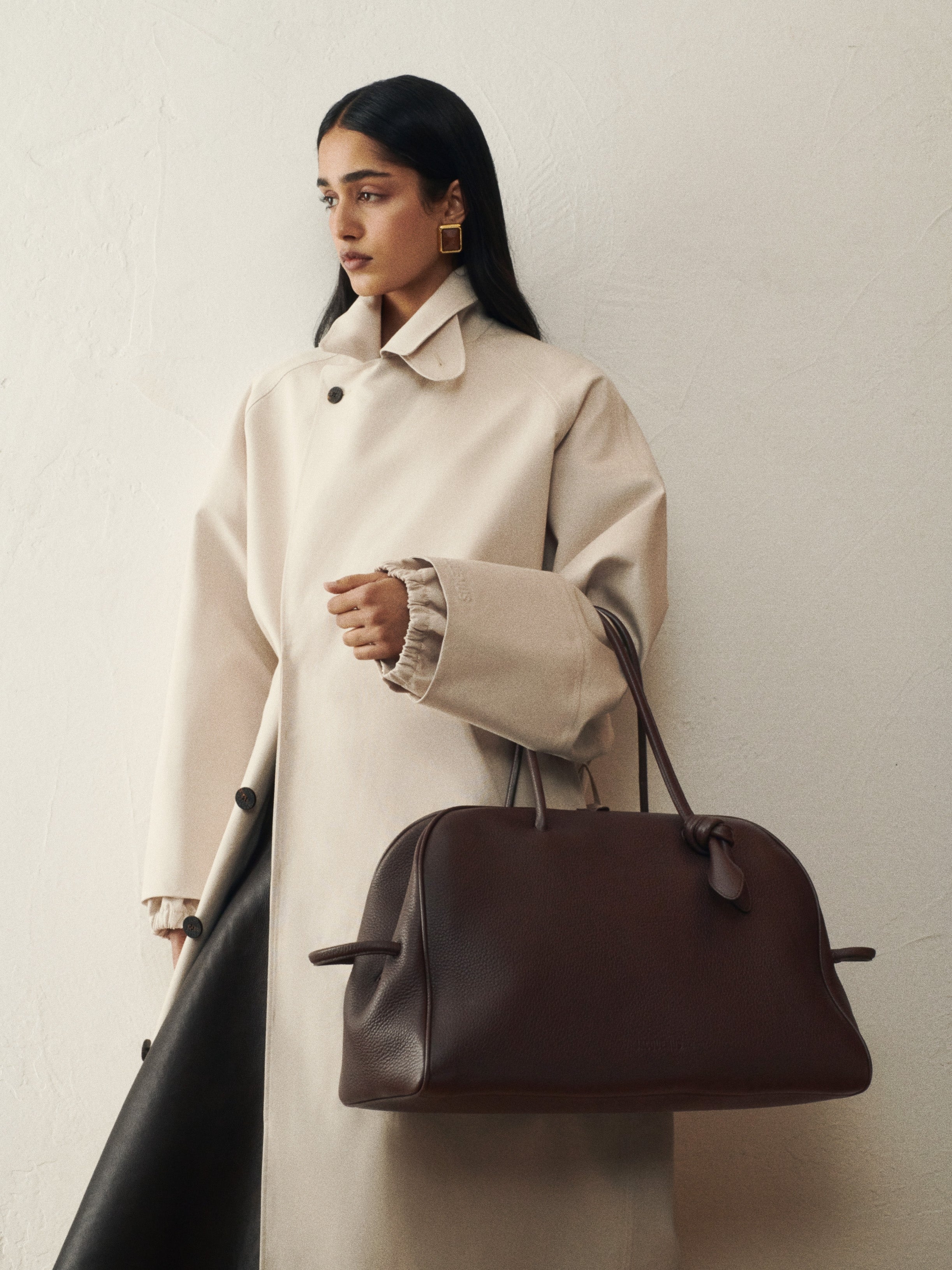 Пътна чанта Travel bag Jacquemus Le Grand Tourisme BAU00427AC03A03880 Dark Brown lifestyle view 1