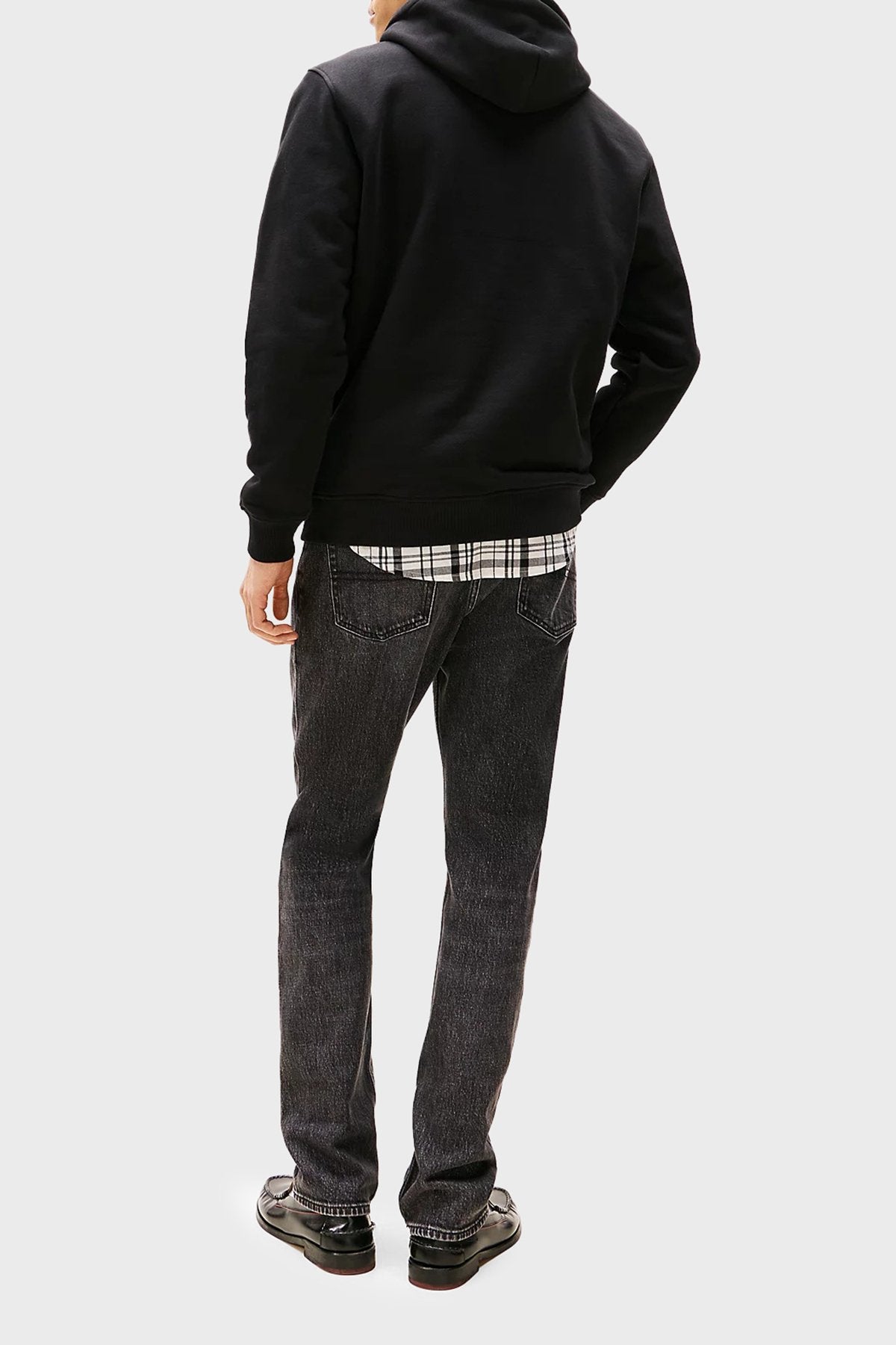 Мъжки суичър Men’s sweatshirt Tommy Hilfiger DM0DM20258 BDS Black back lifestyle view