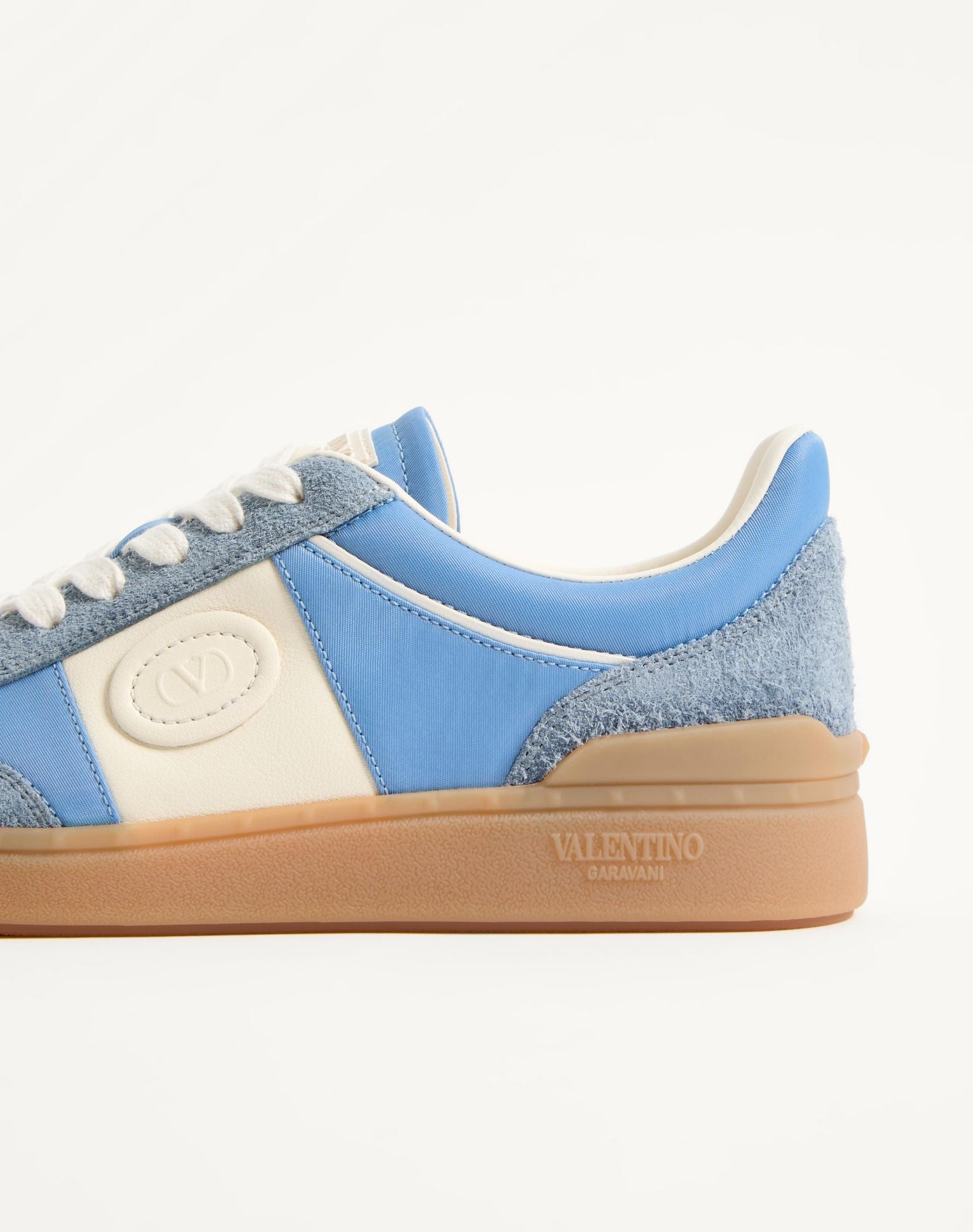 Мъжки кецове Men’s sneakers Valentino Garavani Upvillage 7Y2S0H77MBM BQG Light Blue cropped heel view