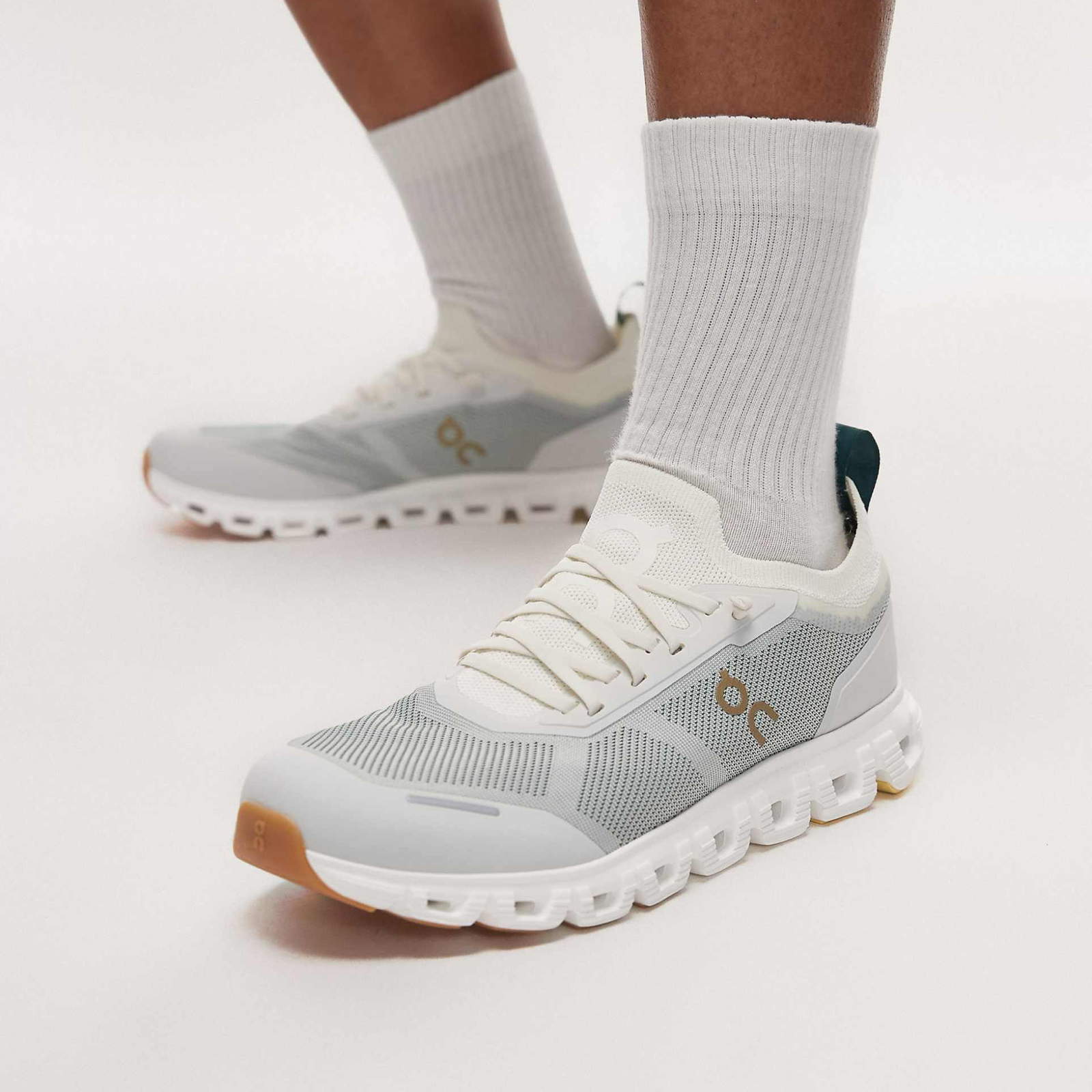 ON Cloud 6 Versa Sneakers Model View