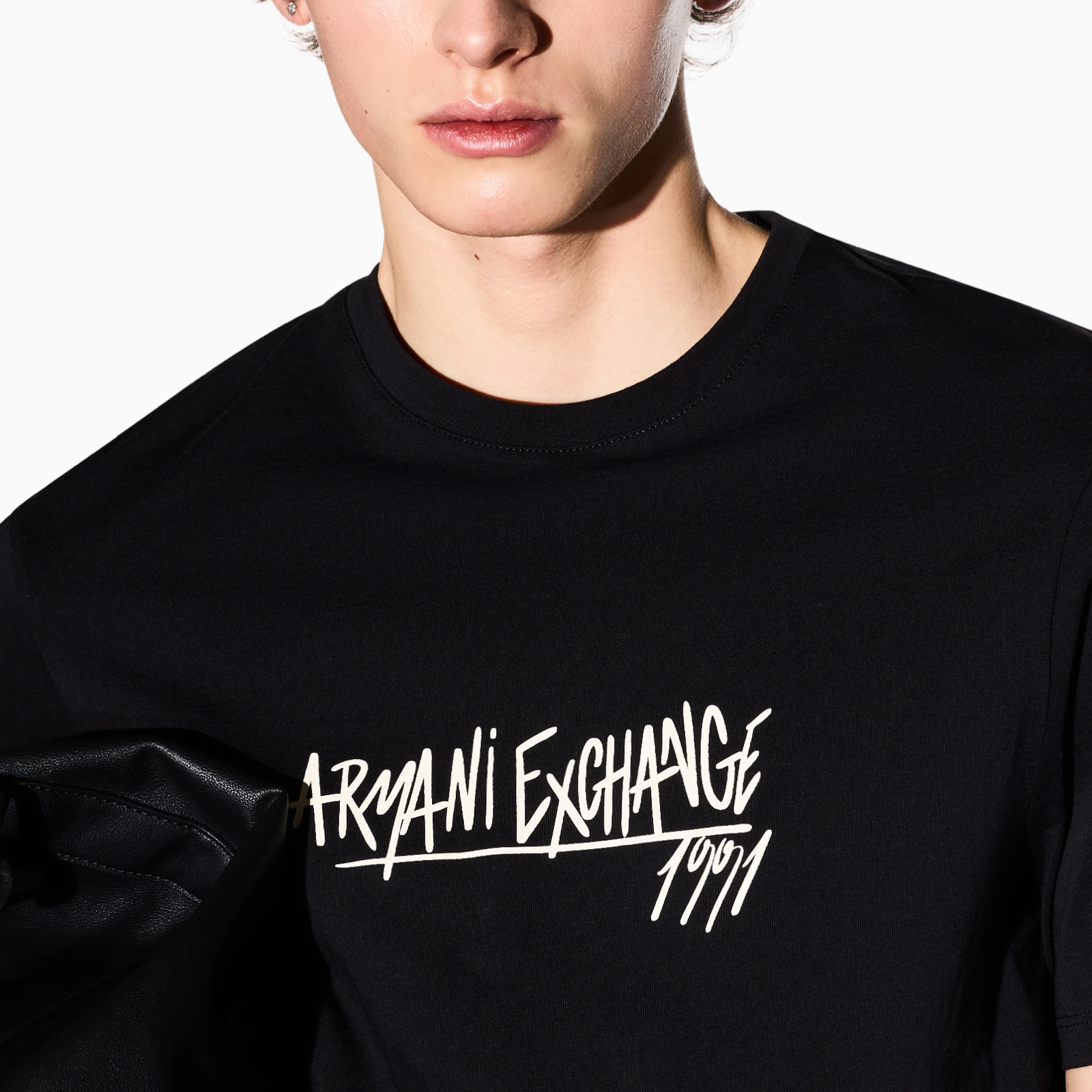 Мъжка черна тениска Armani Exchange Men T-shirt XM002789 AF10356 UC001 Close-Up