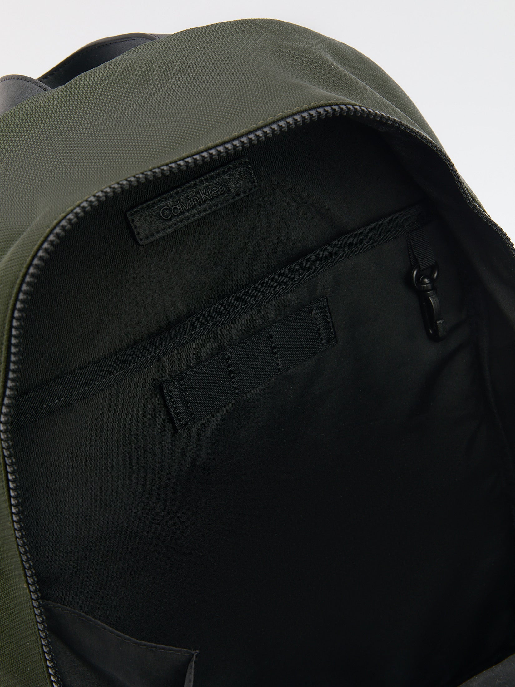 Мъжка раница Men’s rucksack Calvin Klein
K50K511615 Military green inside view