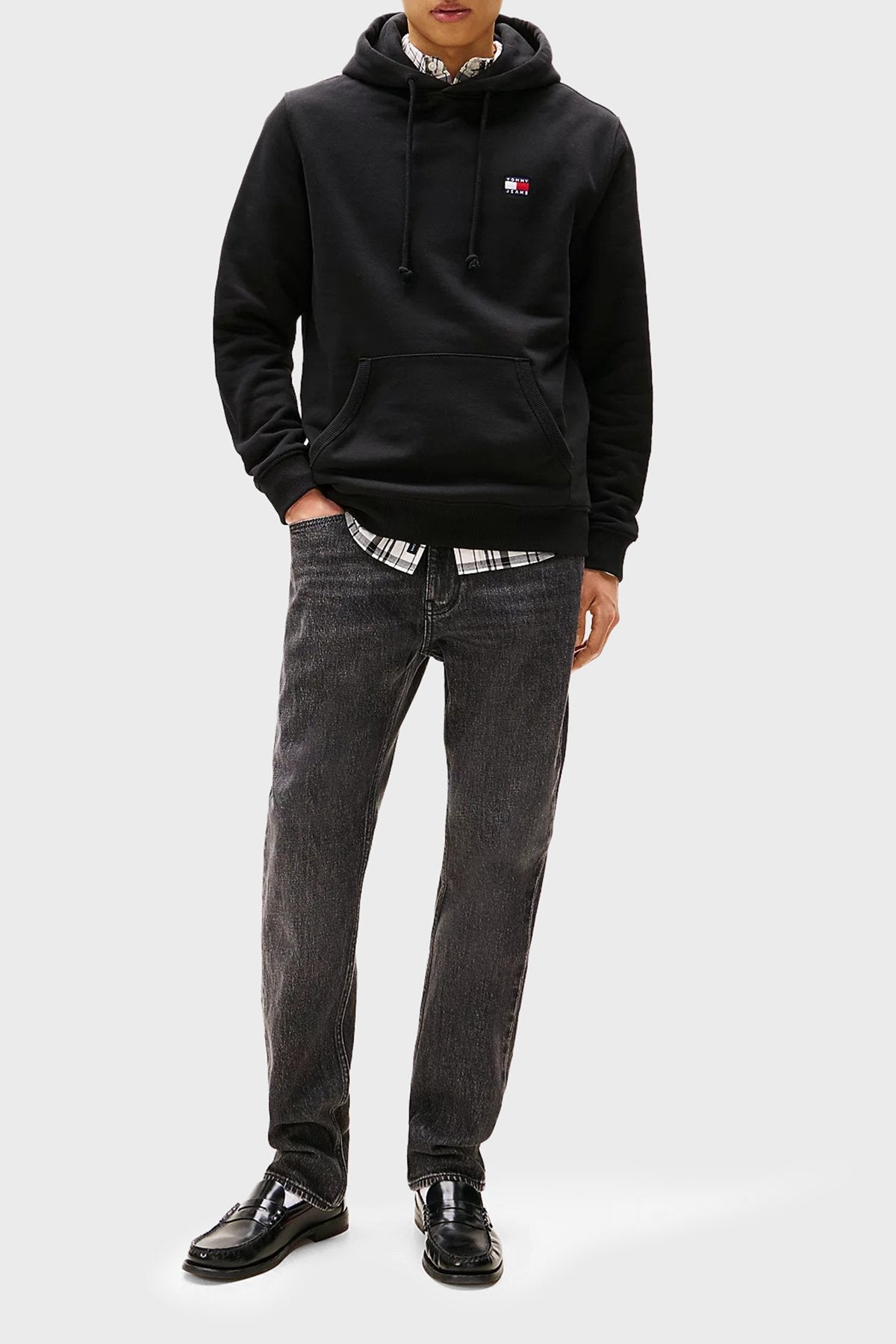 Мъжки суичър Men’s sweatshirt Tommy Hilfiger DM0DM20258 BDS Black front lifestyle view