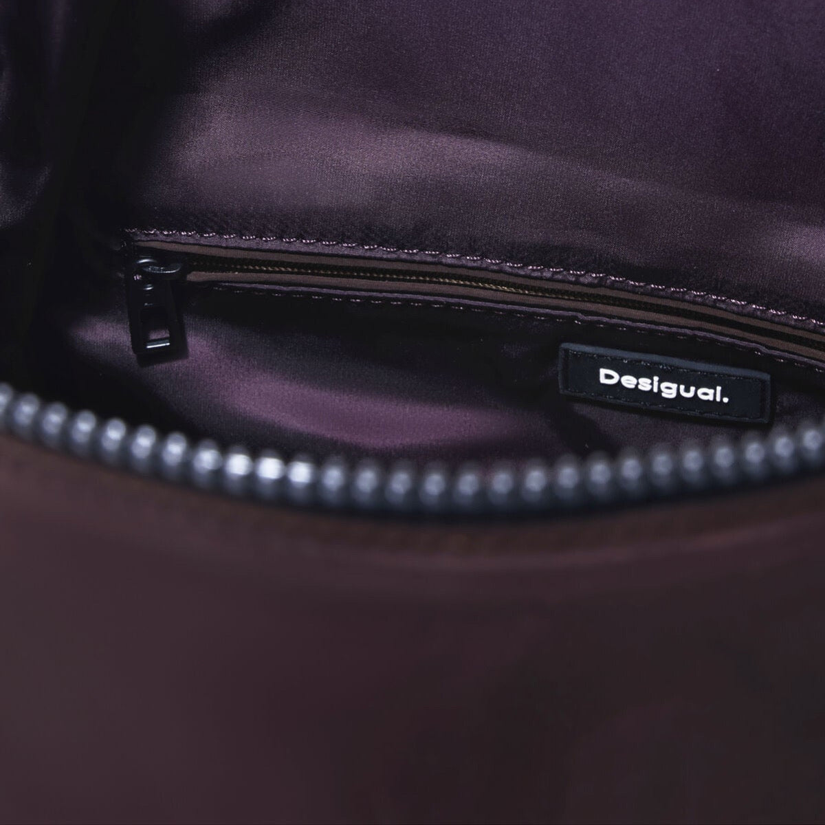 Дамска раница Desigual women’s rucksack 26SAKY13 3004 Inside view