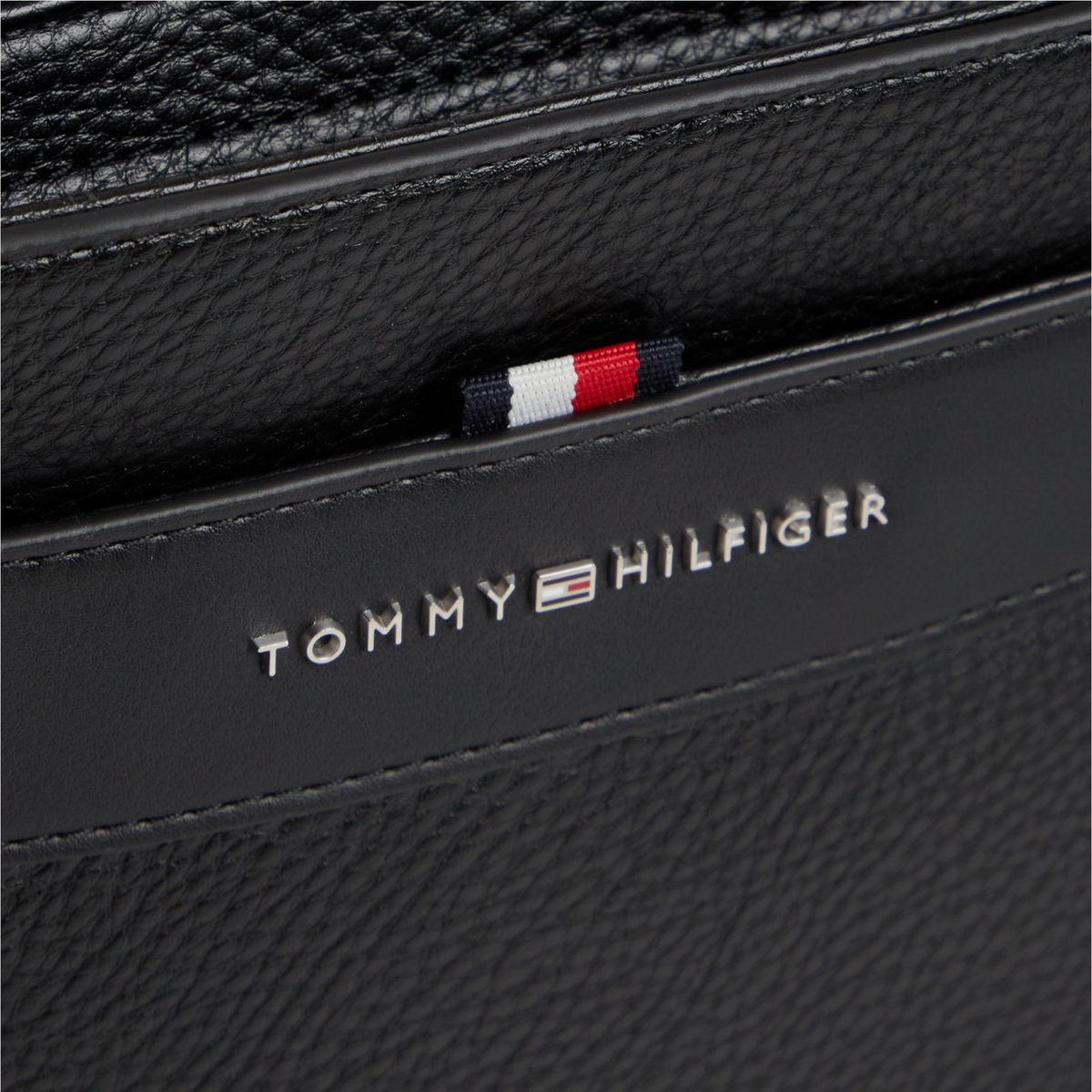 Мъжка чанта Tommy Hilfiger Men Crossbody Bag AM0AM14697 BDS Close-Up