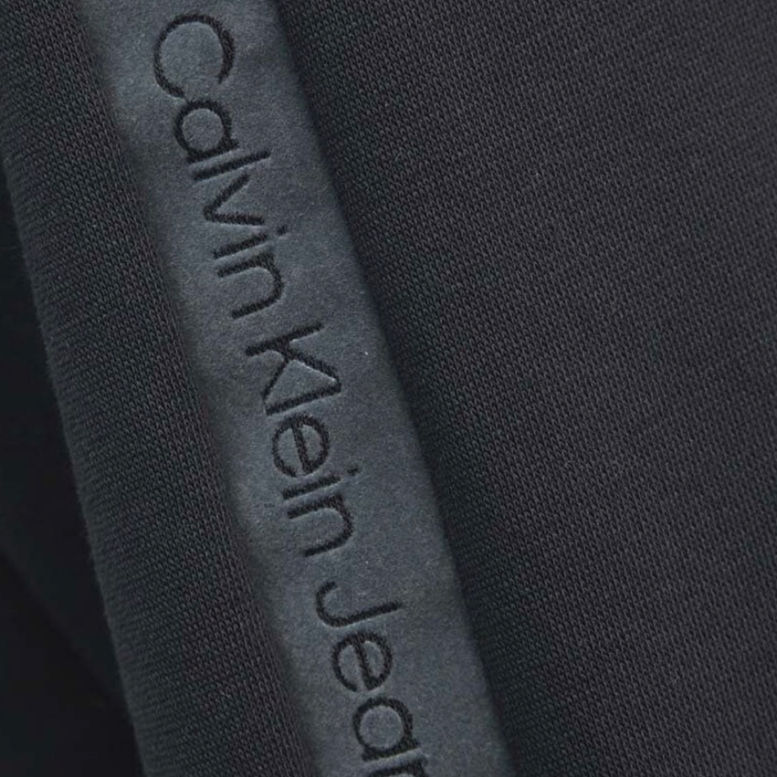 Мъжко черно худи Calvin Klein Jeans Men Hoodie J30J325632 Close-Up
