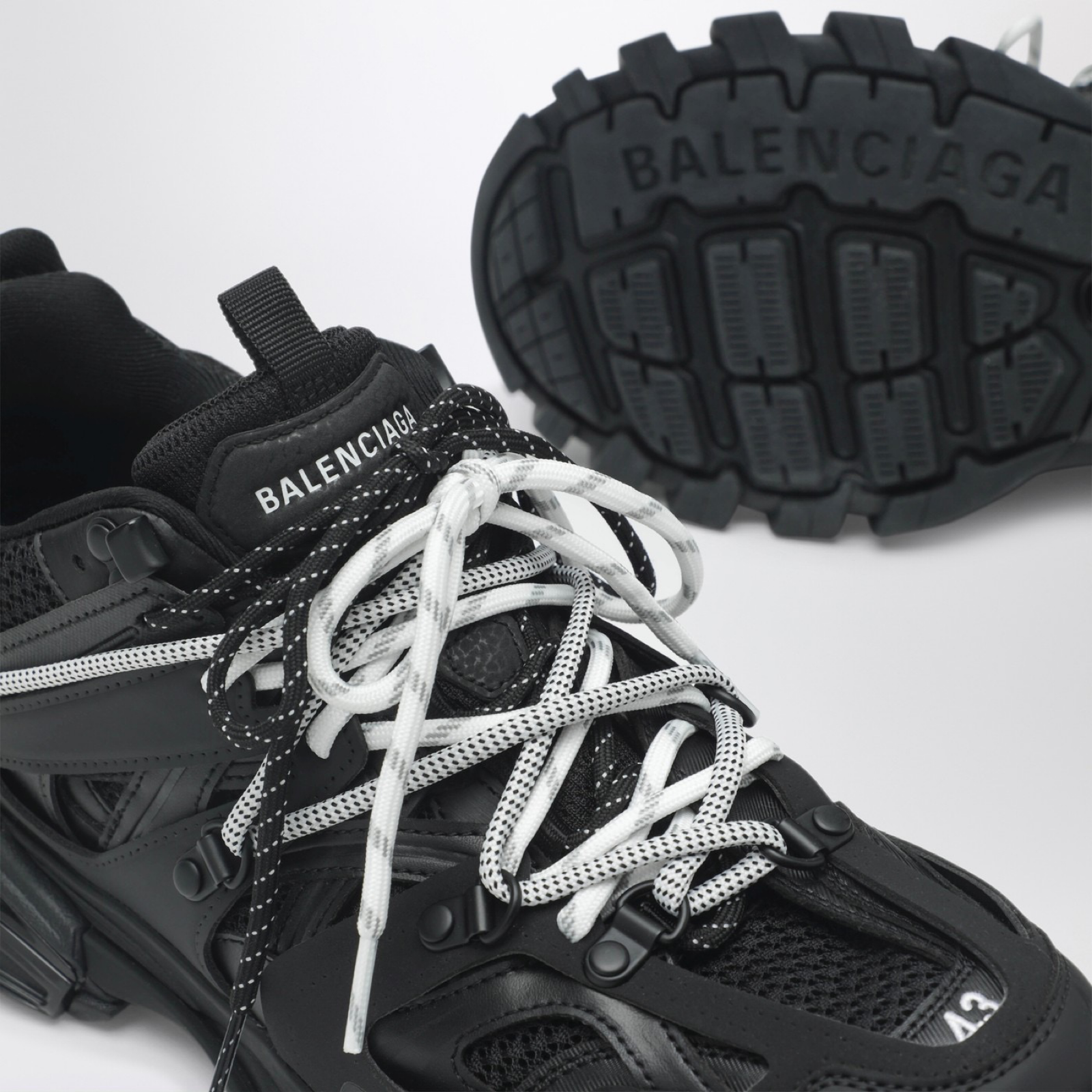 Мъжки кецове Men’s sneakers Balenciaga Track
800592WTRHK1090 black close up view