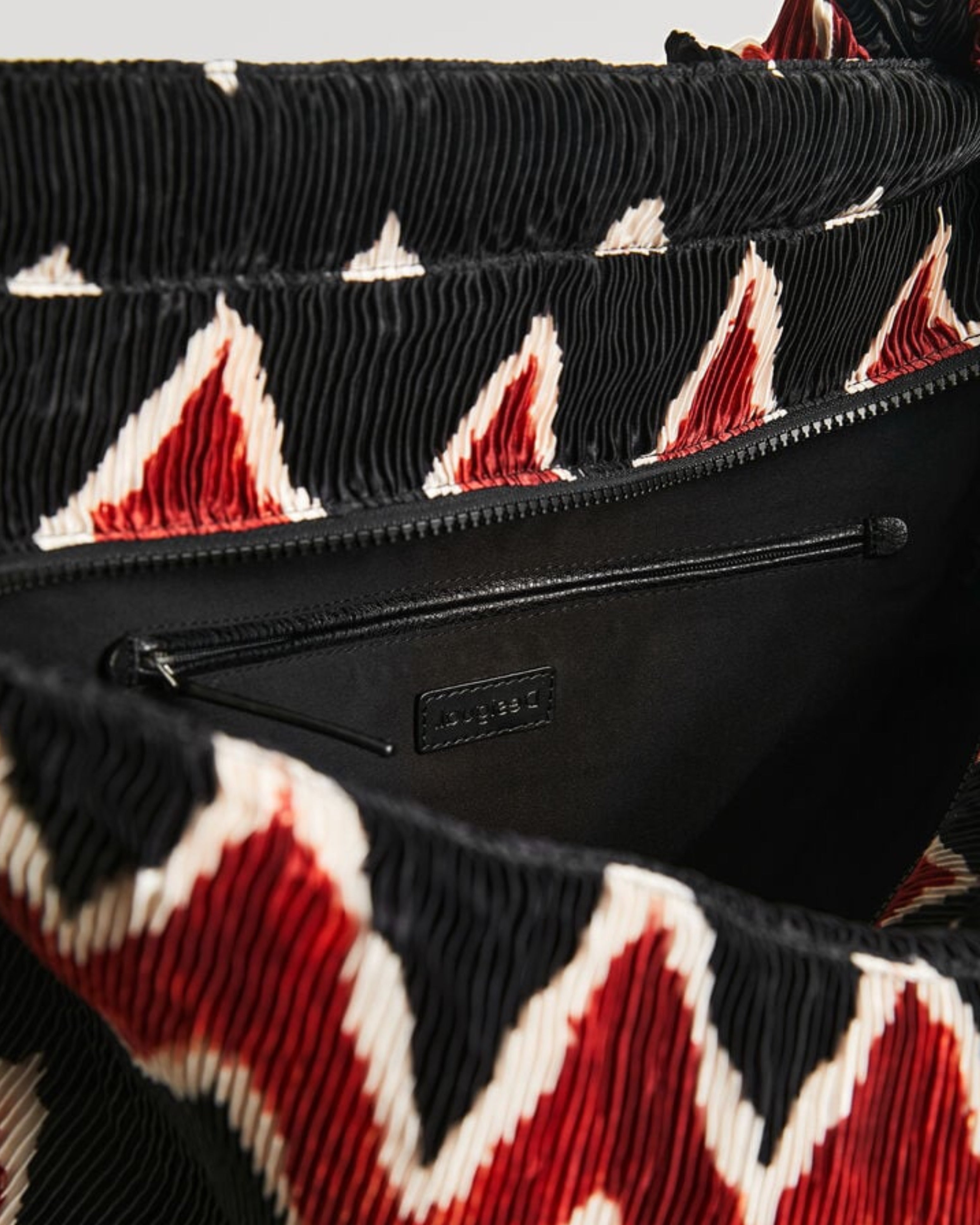 Дамска чанта Women’s geometric pleated shoulder bag Desigual 22SAXA87 2000U