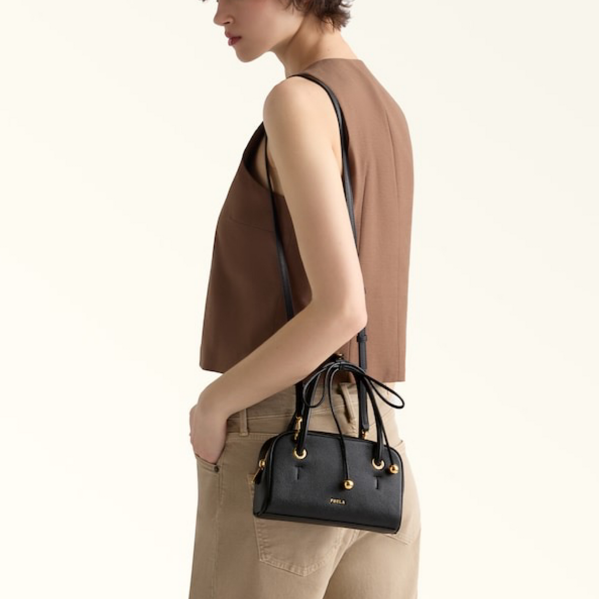 Дамска чанта Furla Poppy Dome Handbag WE00915_BX4573_1002_O6000 Model View