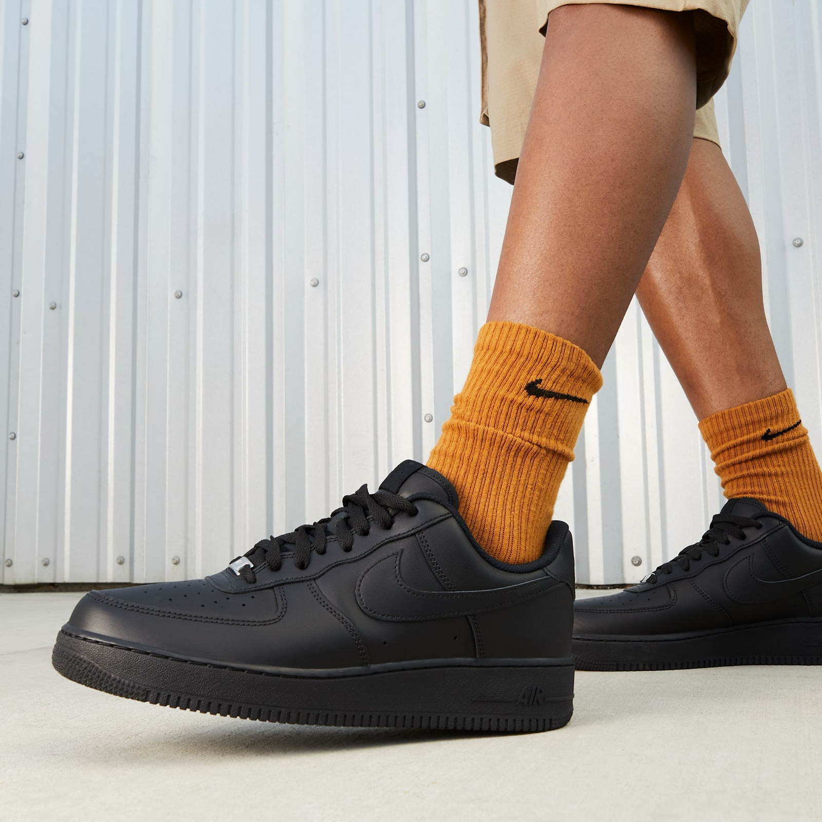 Мъжки черни кецове Nike Air Force 1 '07 CW2288-001 Men Sneakers Model View