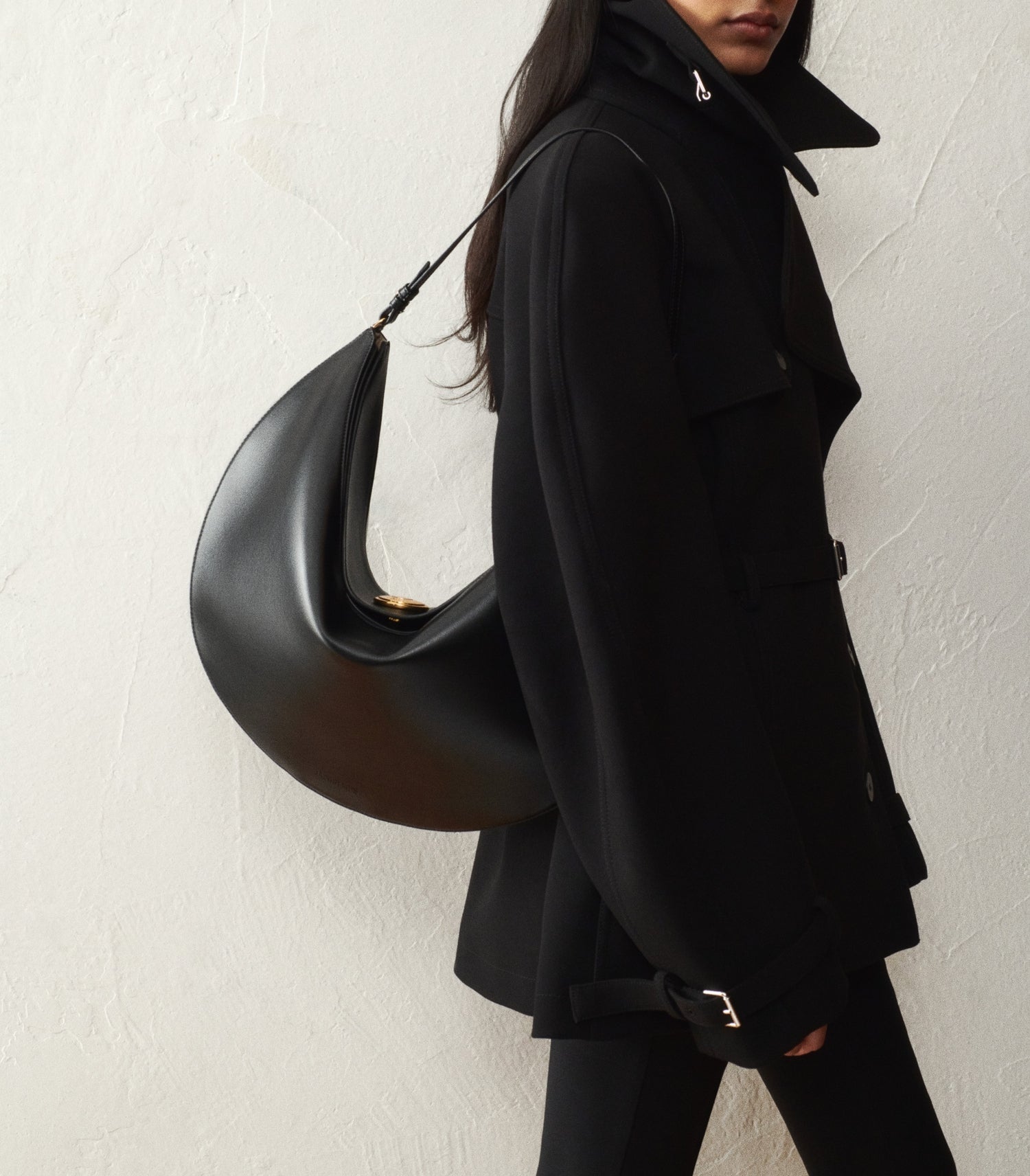 Дамска чанта Women’s shoulder bag Jacquemus Ovalo BAW00437AC18A08990 Black lifestyle view