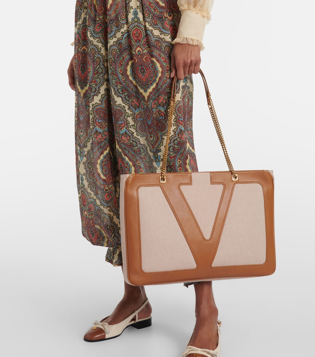 Дамска луксозна чанта Women’s canvas tote bag Valentino Garavani Viva Superstar Large B0R13GLR9QR Naturale-Tobacco/Spice lifestyle view