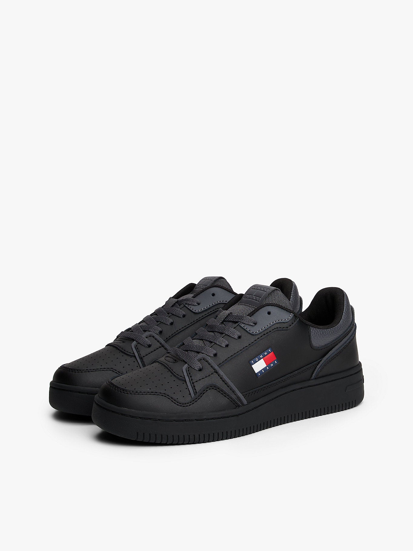 Дамски кецове Women’s sneakers Tommy Hilfiger EN0EN02839BDS Black angled view