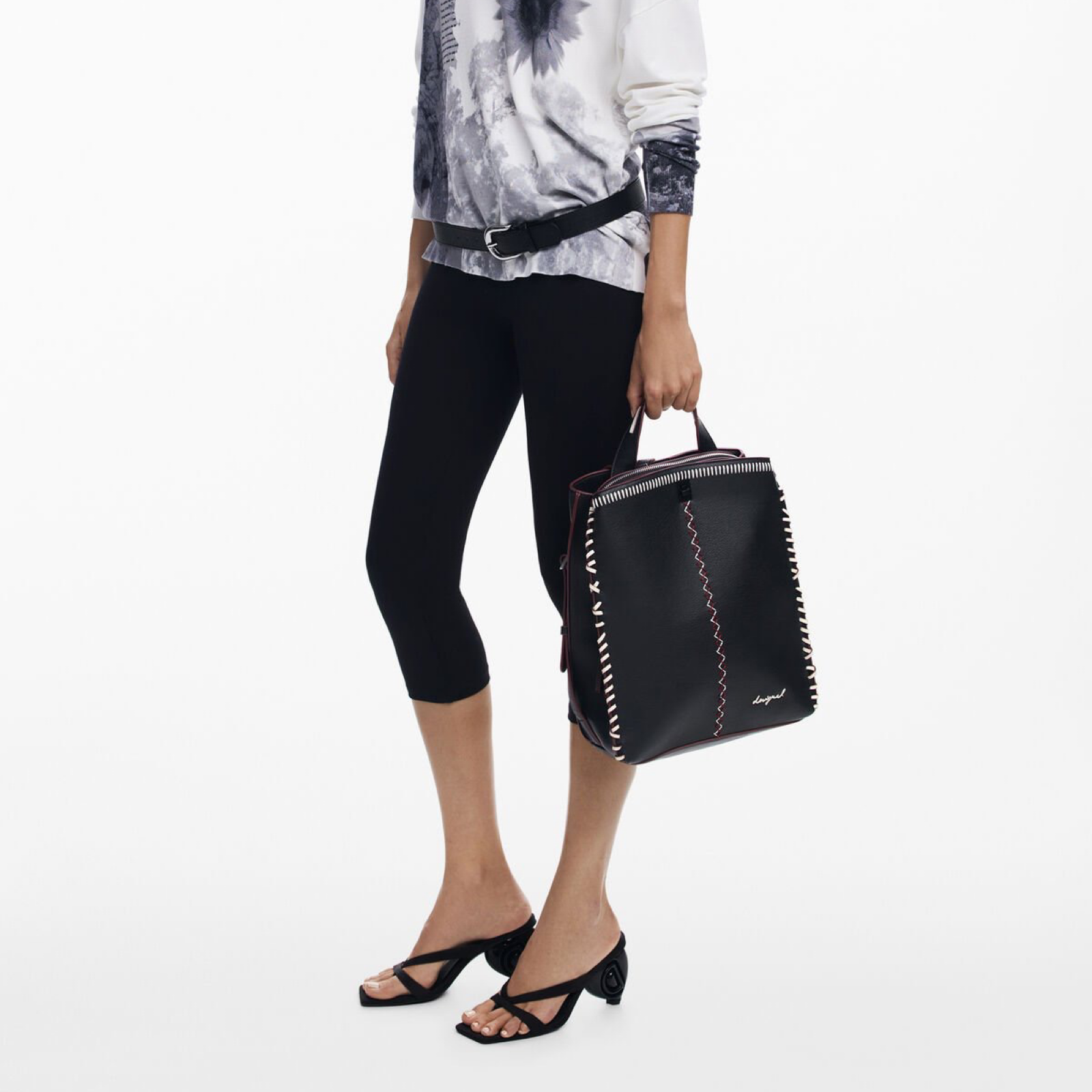 Дамска раница Women’s rucksack Desigual
25WAKP17 2000 Black lifestyle view