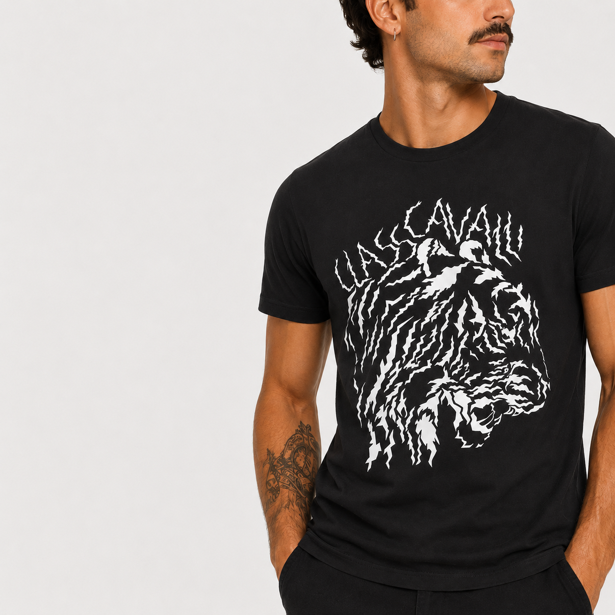 Мъжка черна тениска Cavalli Class Men T-shirt TXT60V JD060 05051 Close-Up