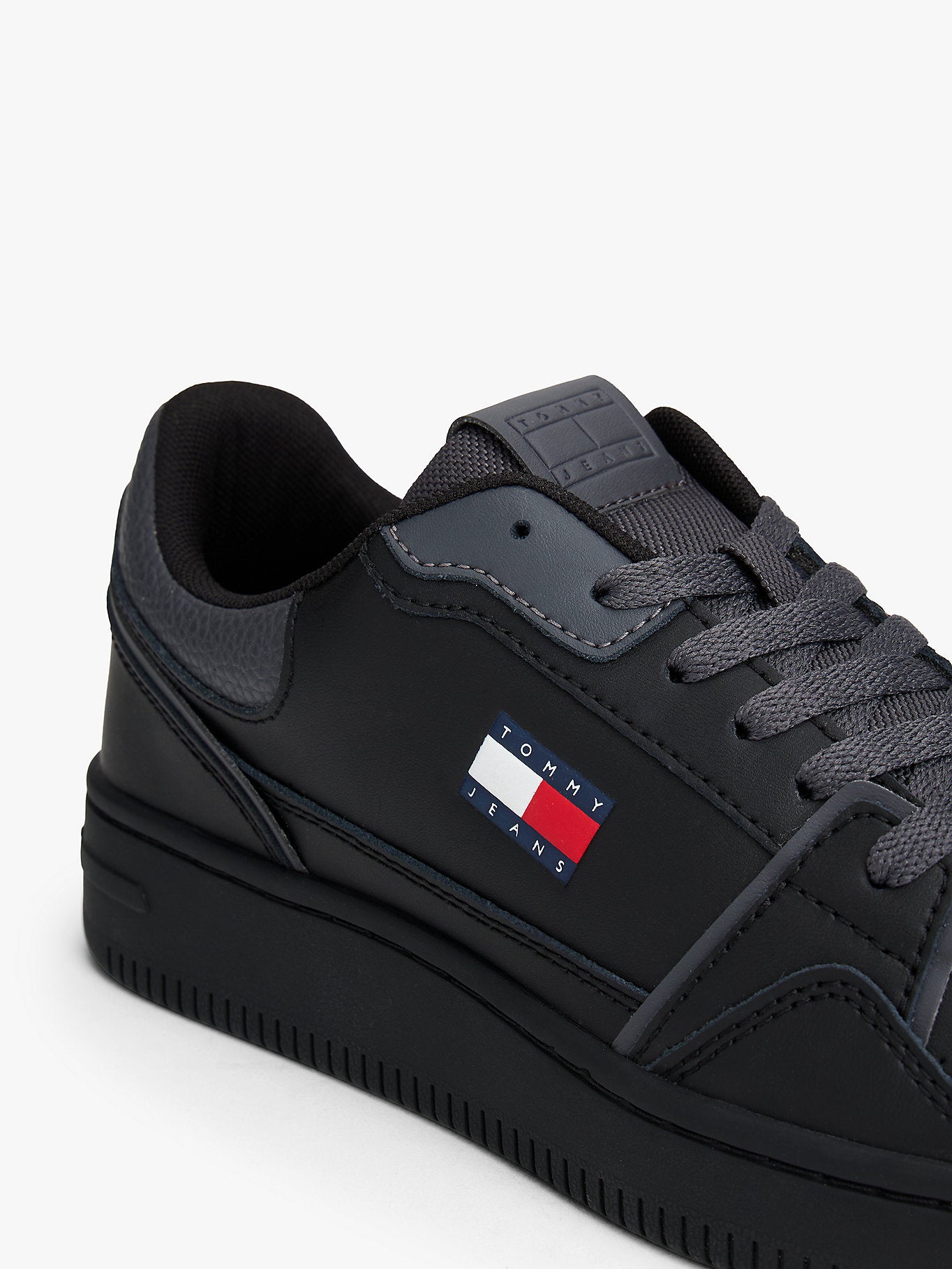 Дамски кецове Women’s sneakers Tommy Hilfiger EN0EN02839BDS Black detail view