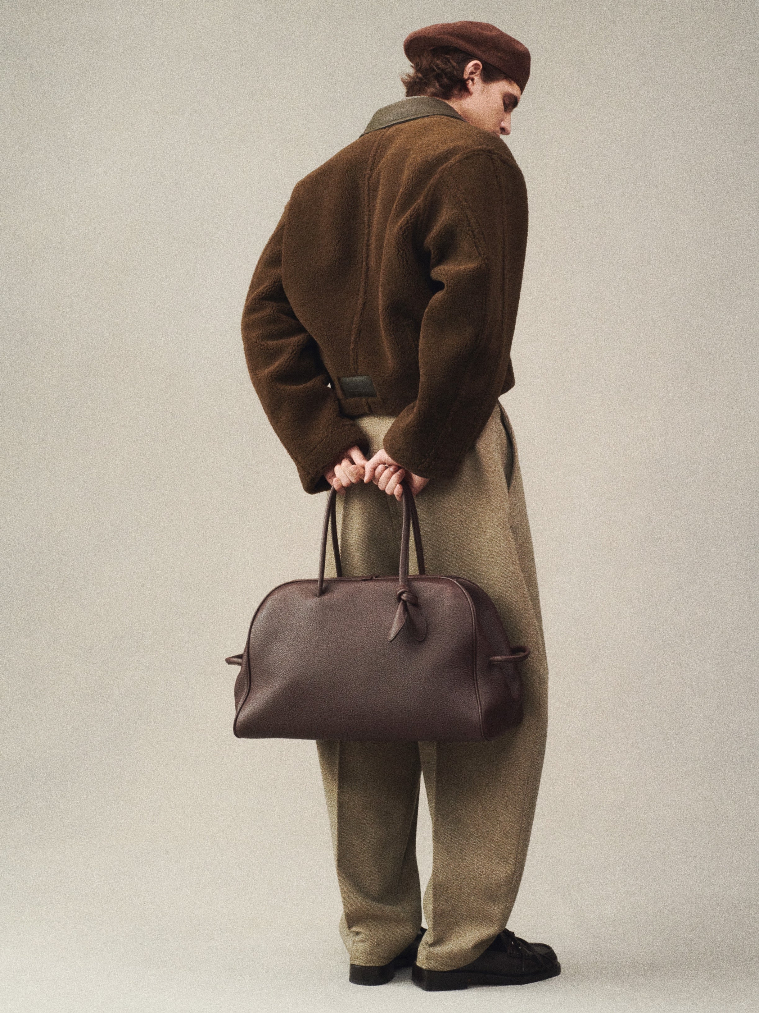 Пътна чанта Travel bag Jacquemus Le Grand Tourisme BAU00427AC03A03880 Dark Brown lifestyle view 2