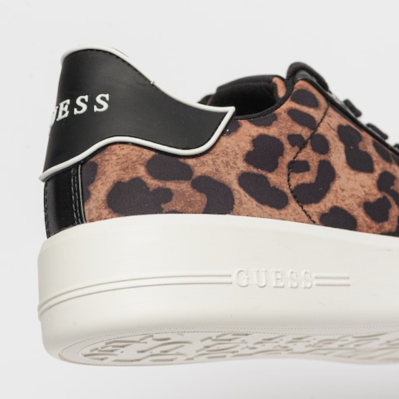 Дамски кецове Guess Women Sneakers ROCKIES4-FL7RC4-FAP12 Close-Up