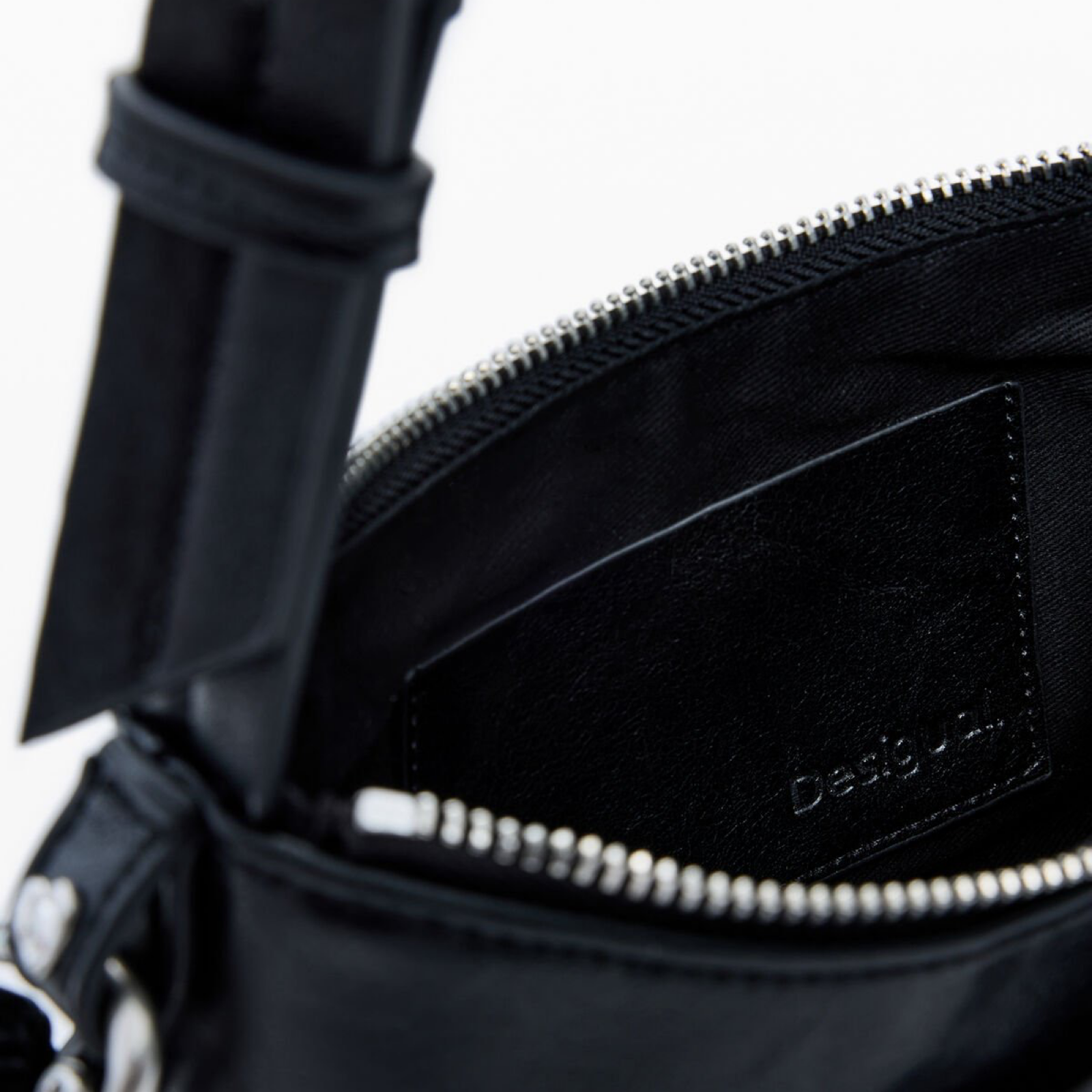 Дамска чанта Desigual Women Crossbody Bag 26SAXPBQ 2000U Inside View