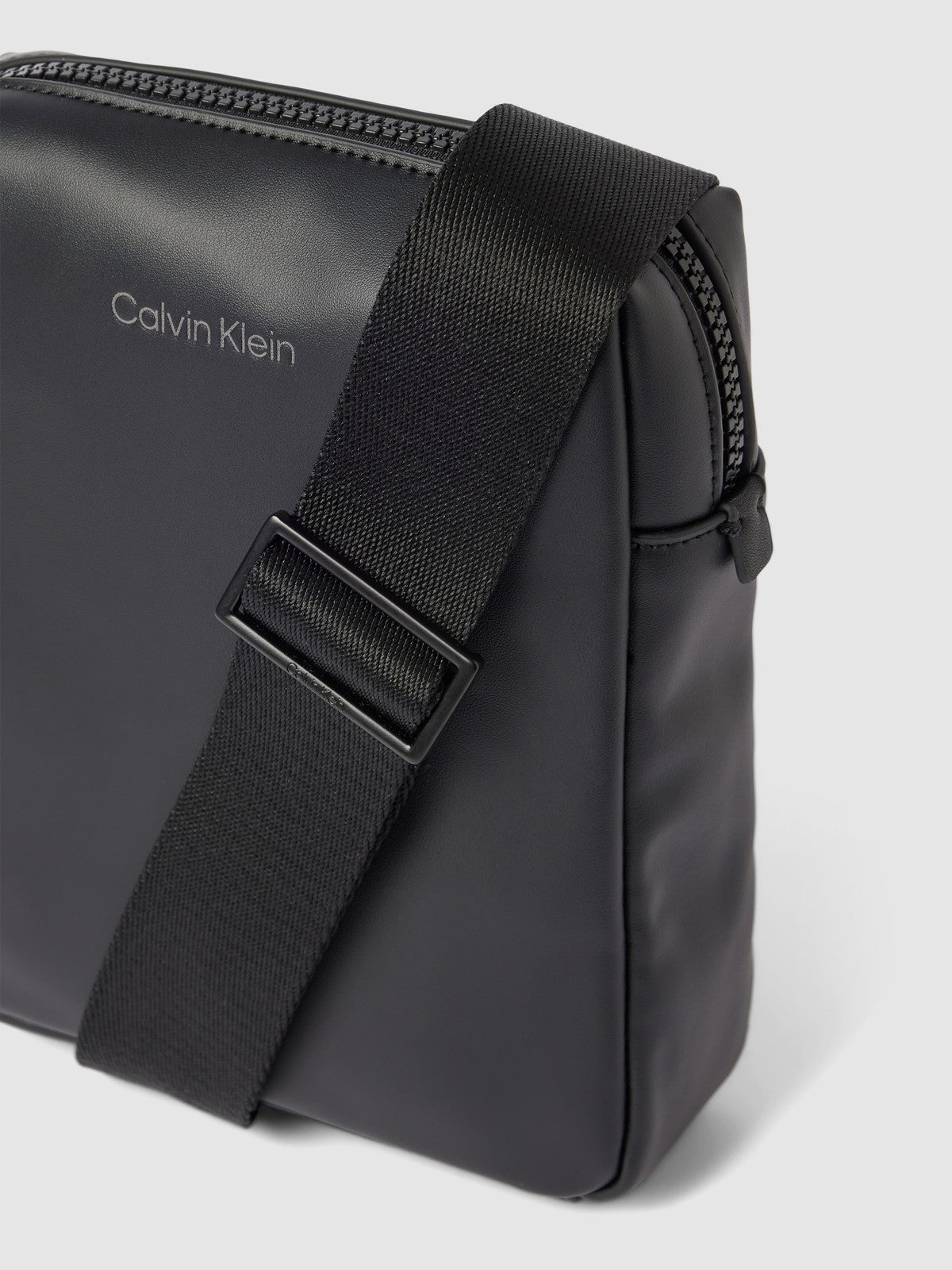 Мъжка кожена чанта Calvin Klein Men Crossbody Bag K50K510528 Close-Up