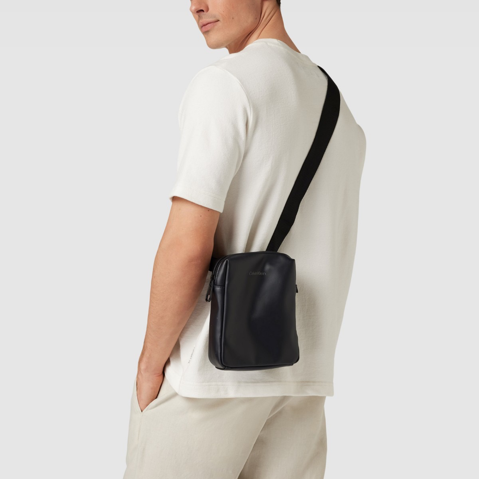 Мъжка кожена чанта Calvin Klein Men Crossbody Bag K50K510528 Model View