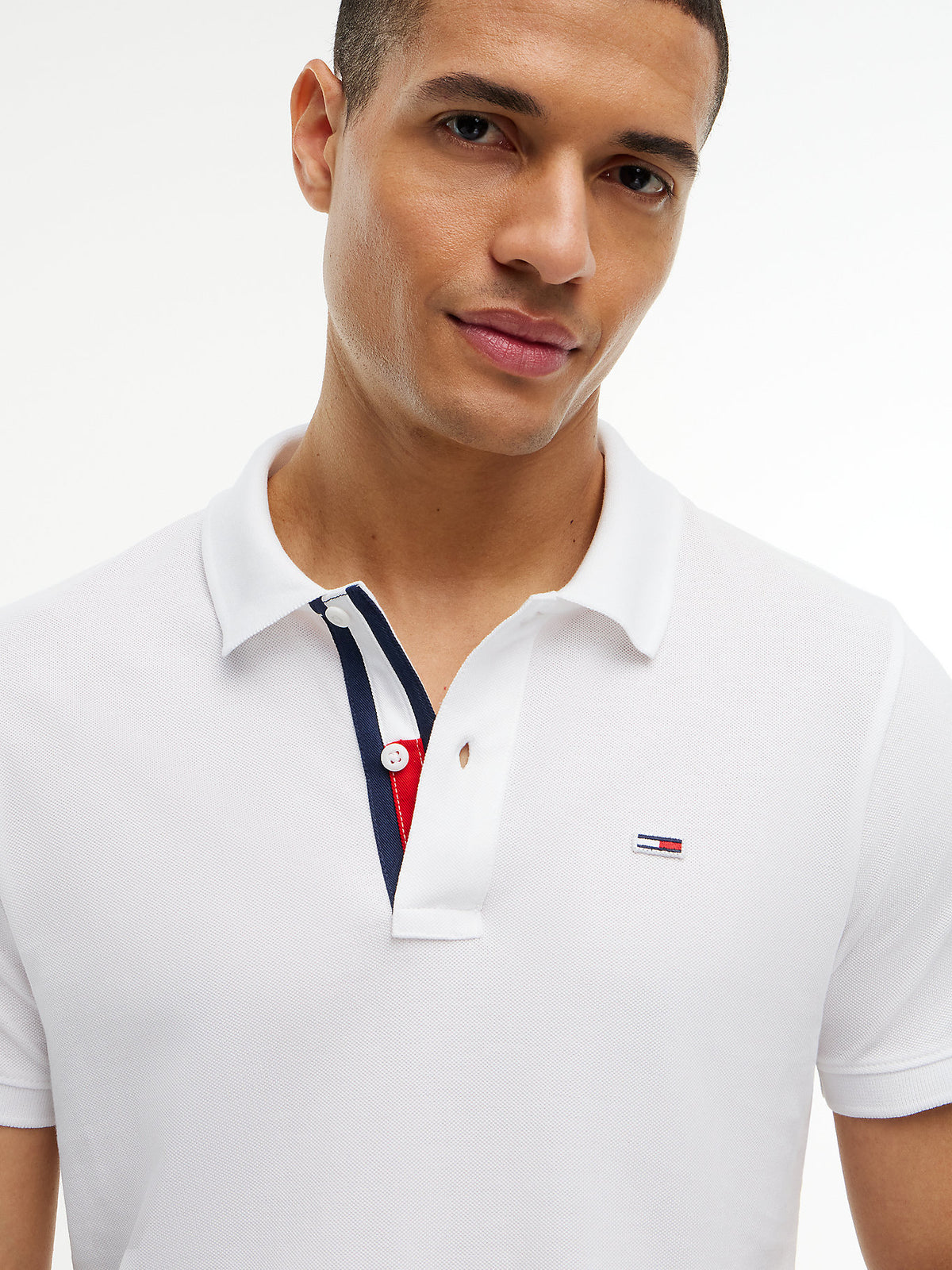 Мъжка поло тениска Men’s polo shirt Tommy Hilfiger DM0DM15370 YBR White close up view