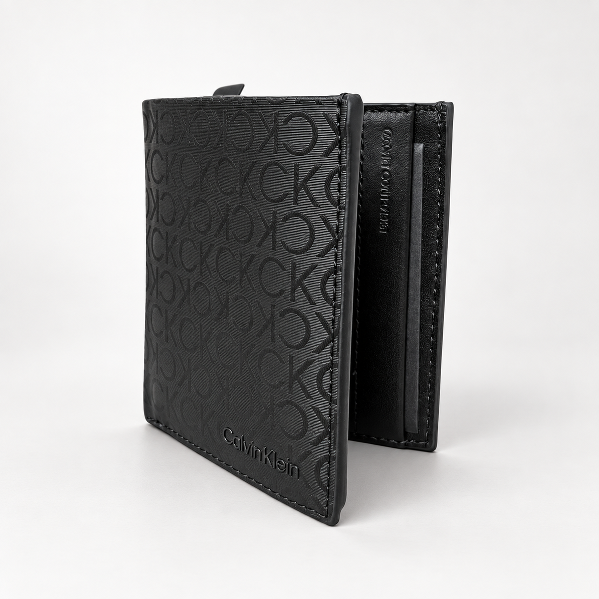 Мъжки вертикален портфейл Men's vertical wallet Calvin Klein K50K510196 0II Black angled view