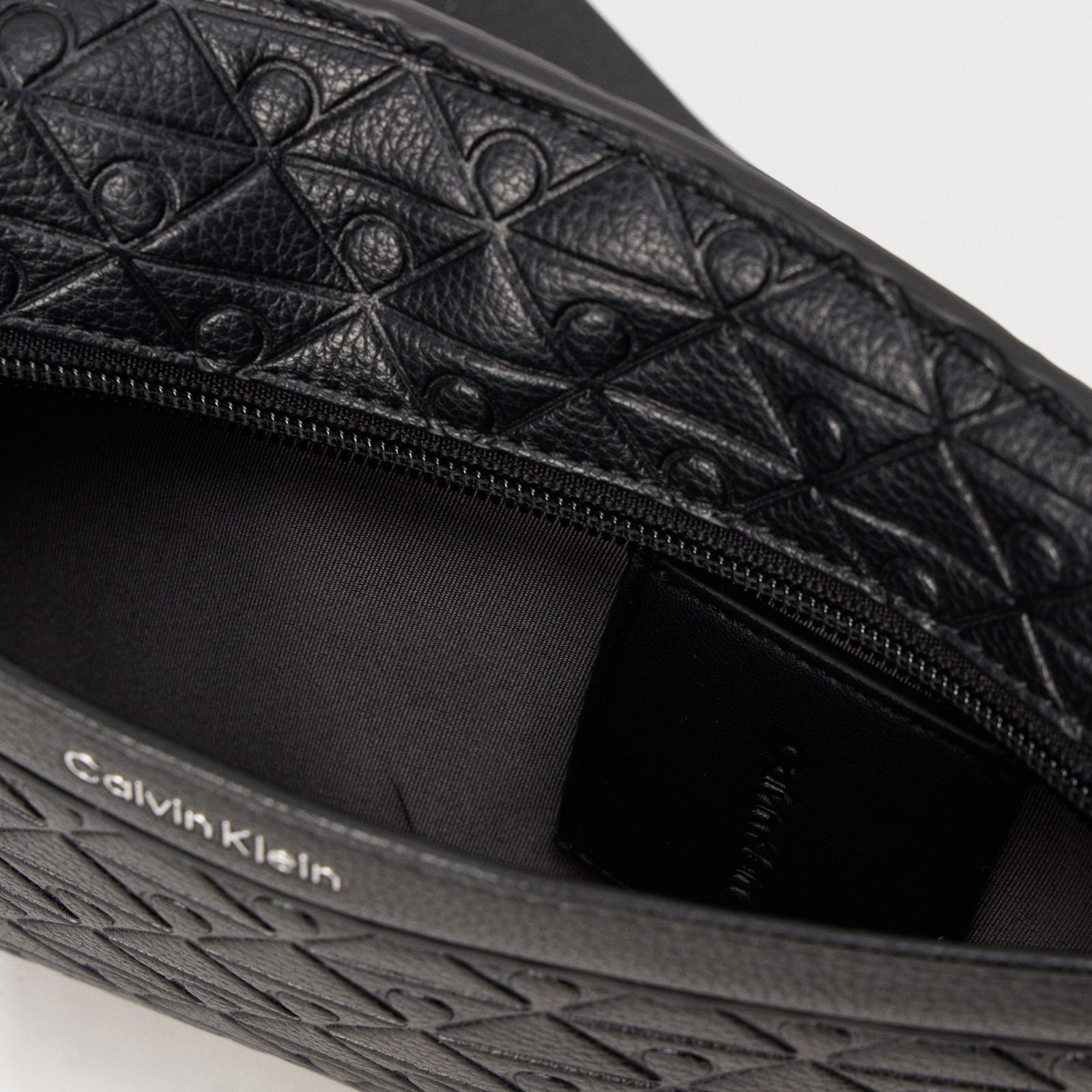 Мъжка чанта Men’s waist bag Calvin Klein
LV04D3277G Black inside view