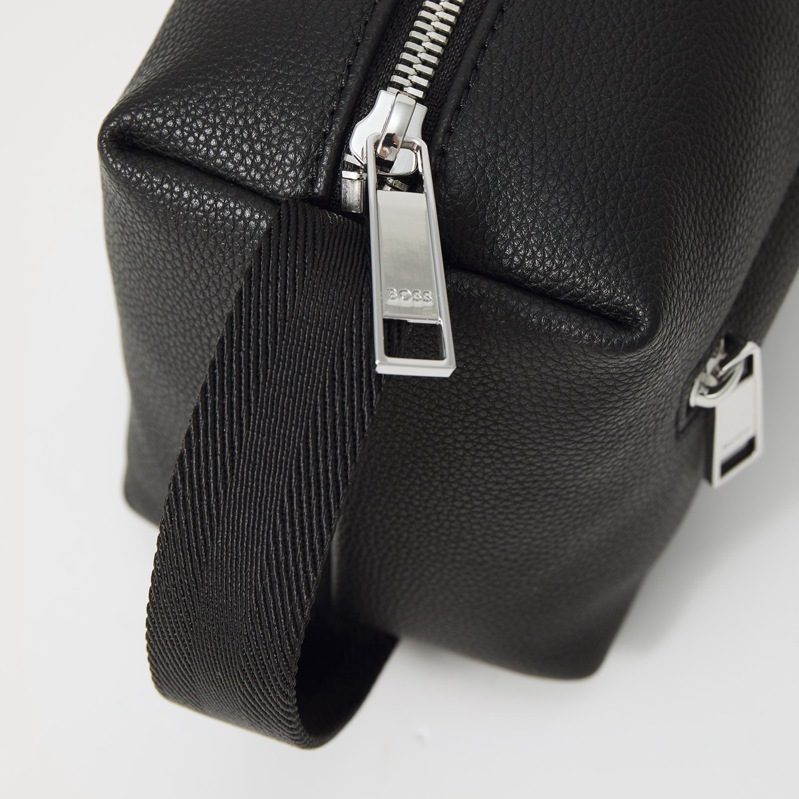 Козметична чанта Men’s wash bag Boss
50537003 001 Black detail view