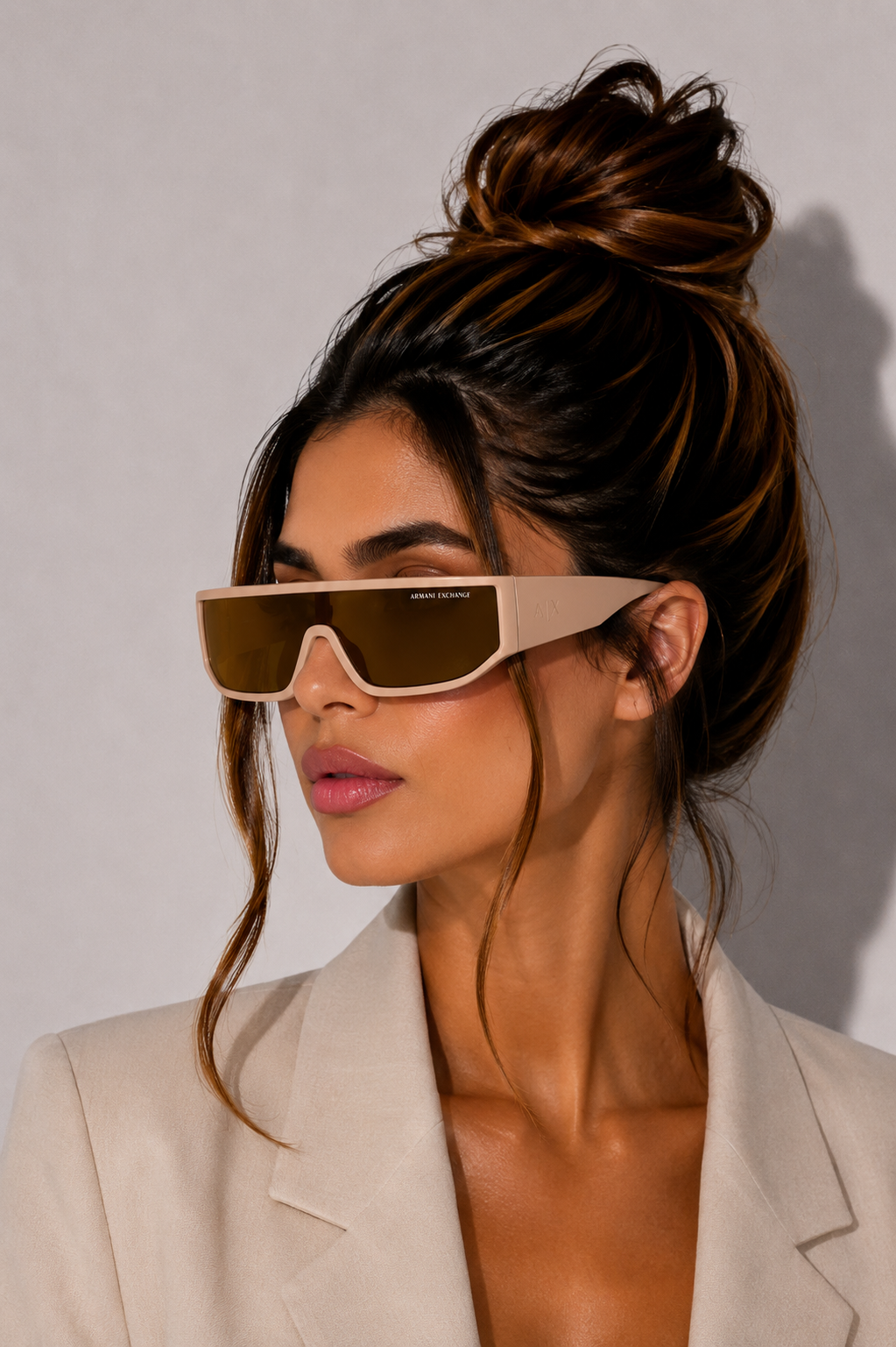 Слънчеви очила Unisex sunglasses ARMANI EXCHANGE AX4153SU83617 Beige women lifestyle view