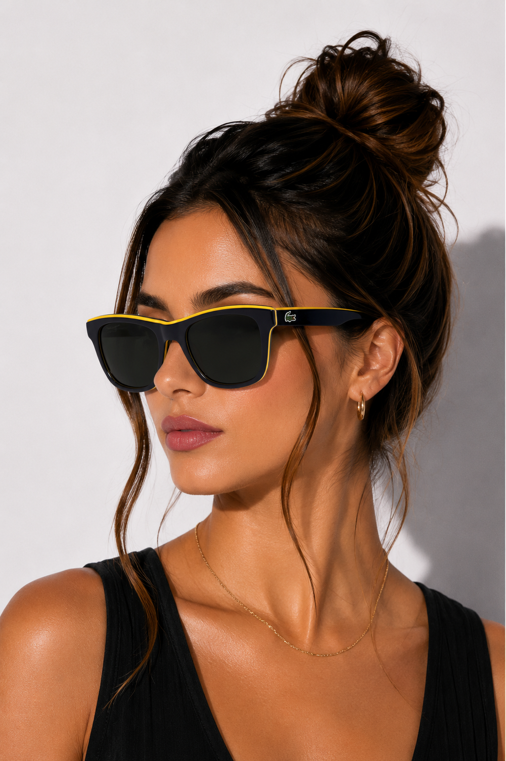 Слънчеви очила Unisex sunglasses LACOSTE
L781SP 414 Navy Blue / Yellow lifestyle view 2