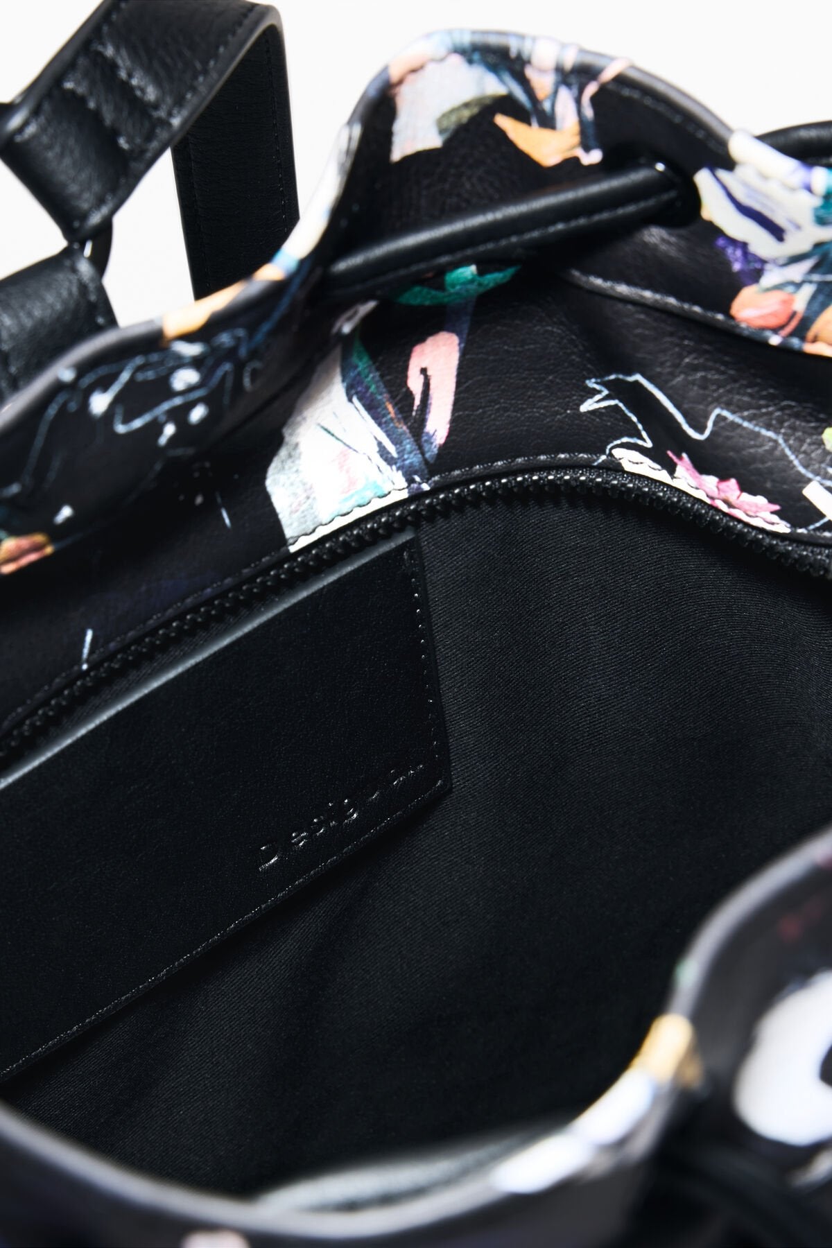 Дамска раничка Women’s backpack Desigual
26SAKP36 2000 Black inside view