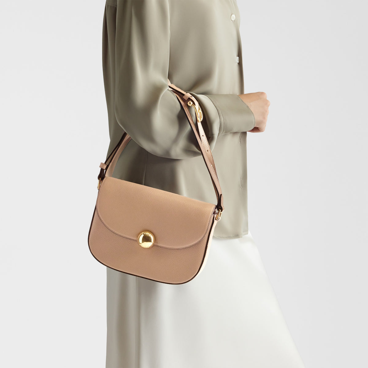 Women’s crossbody bag Furla Moonlight S
WB01887_BX3036_1002_4489S Toffee lifestyle view