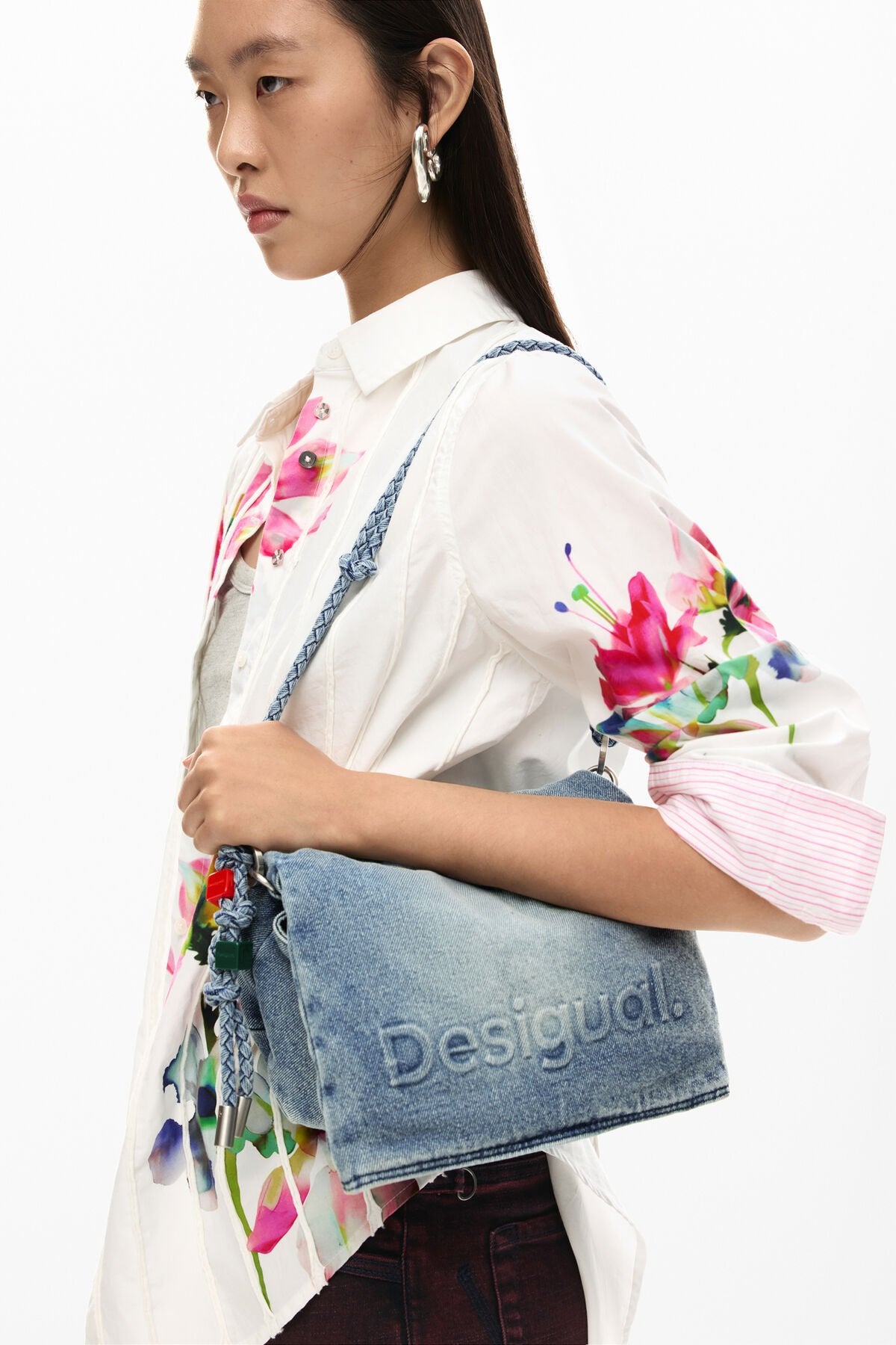 Дамска чанта за ръка Women’s handbag Desigual 26SAXD28 5005 lifestyle view