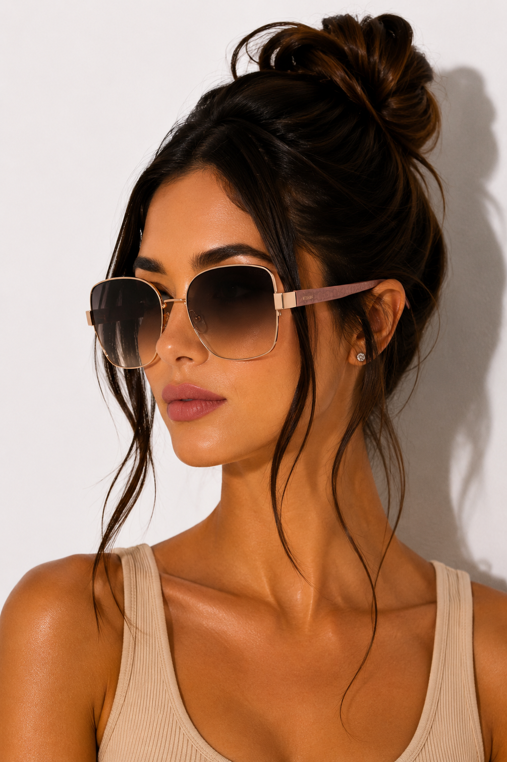 Дамски слънчеви очила Women’s metal sunglasses GUESS GF00052 28B Pink lifestyle view